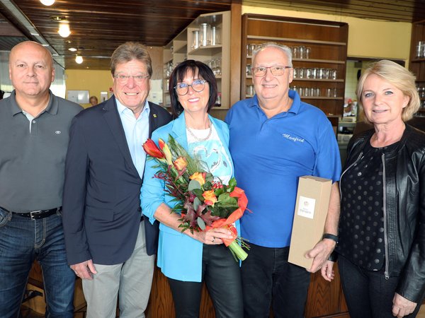 Gruppenfoto mit Magistrat-Bereichsleiter Roland Dewisch, Finanzstadtrat Helmut Mayer, Christina und Manfred Kröll sowie Vizebürgermeisterin Eva Hollerer im Baderestaurant 