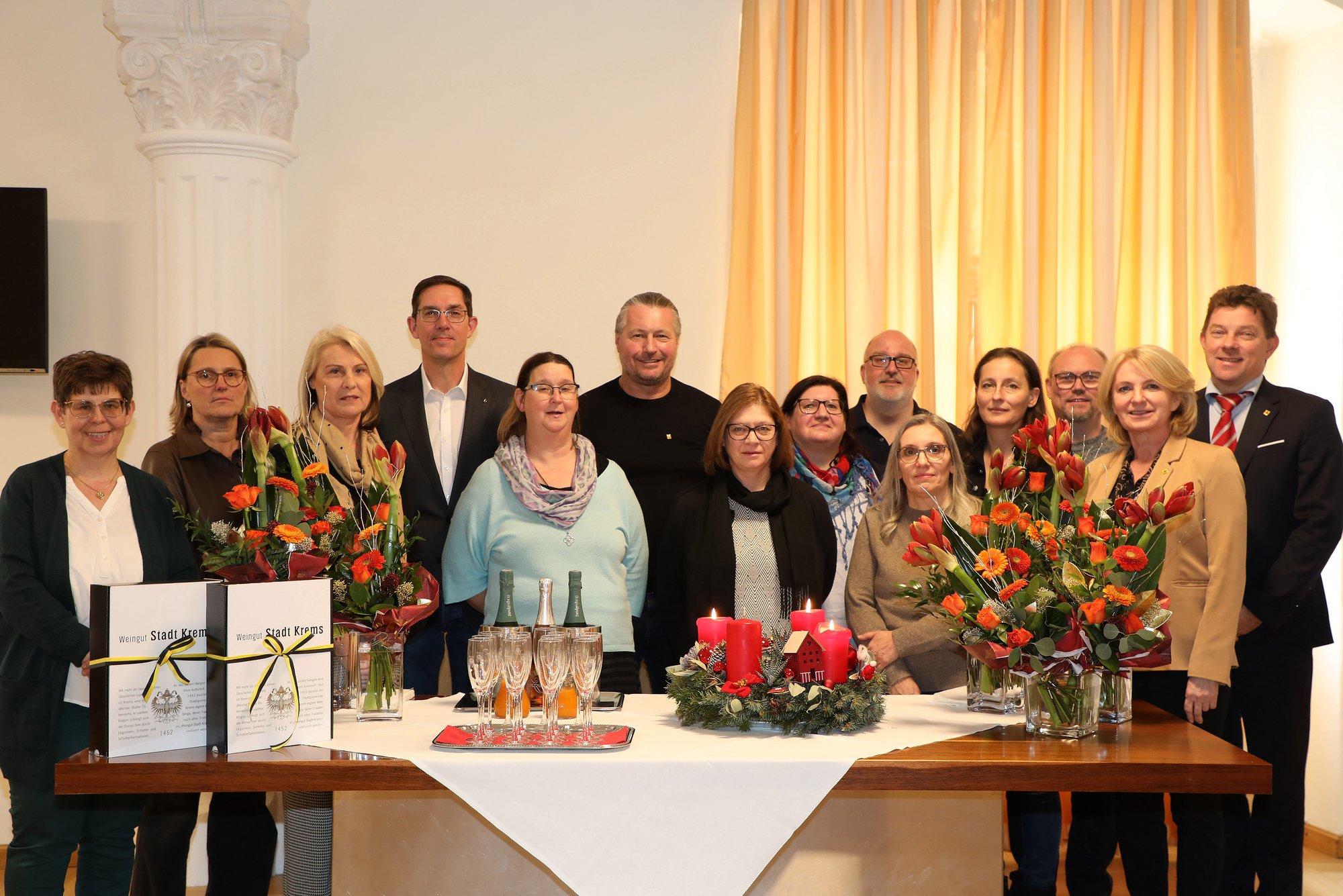 Die zehn Jubilare mit Vertretern der Stadt und Blumen im Bürgermeisterbüro