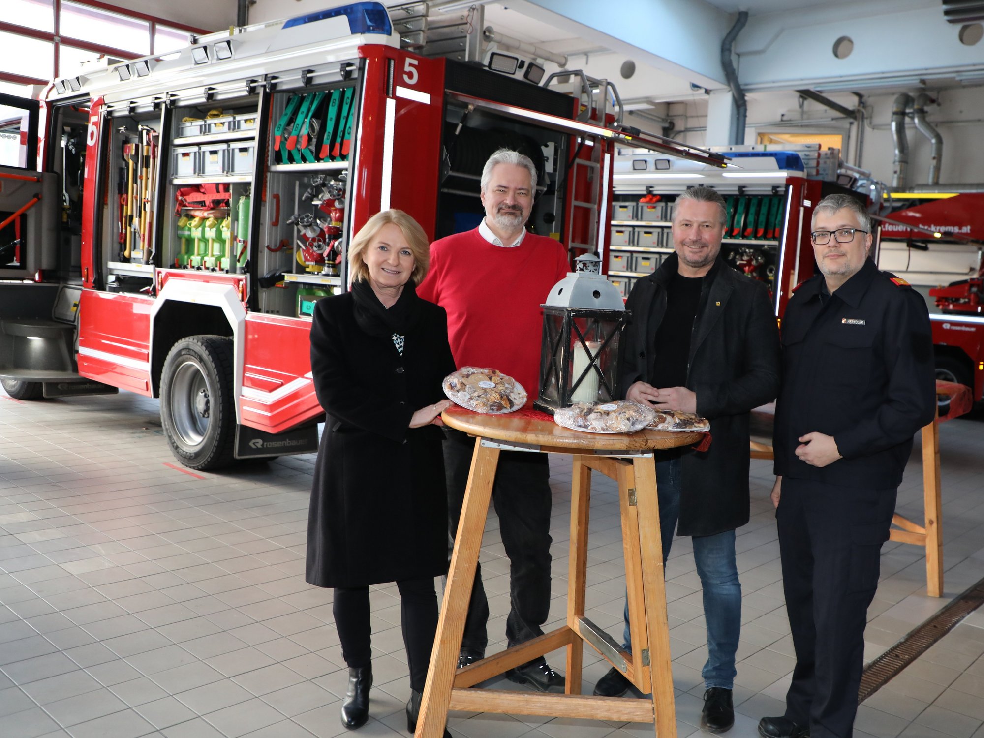 Bürgermeister und Vizebürgermeister mit Kommandant Gerhard Urschler und dessen Stellvertreter Andreas Herndler mit Friedenslicht und Keksen in der Fahrzeughalle der Feuerwehr Krems