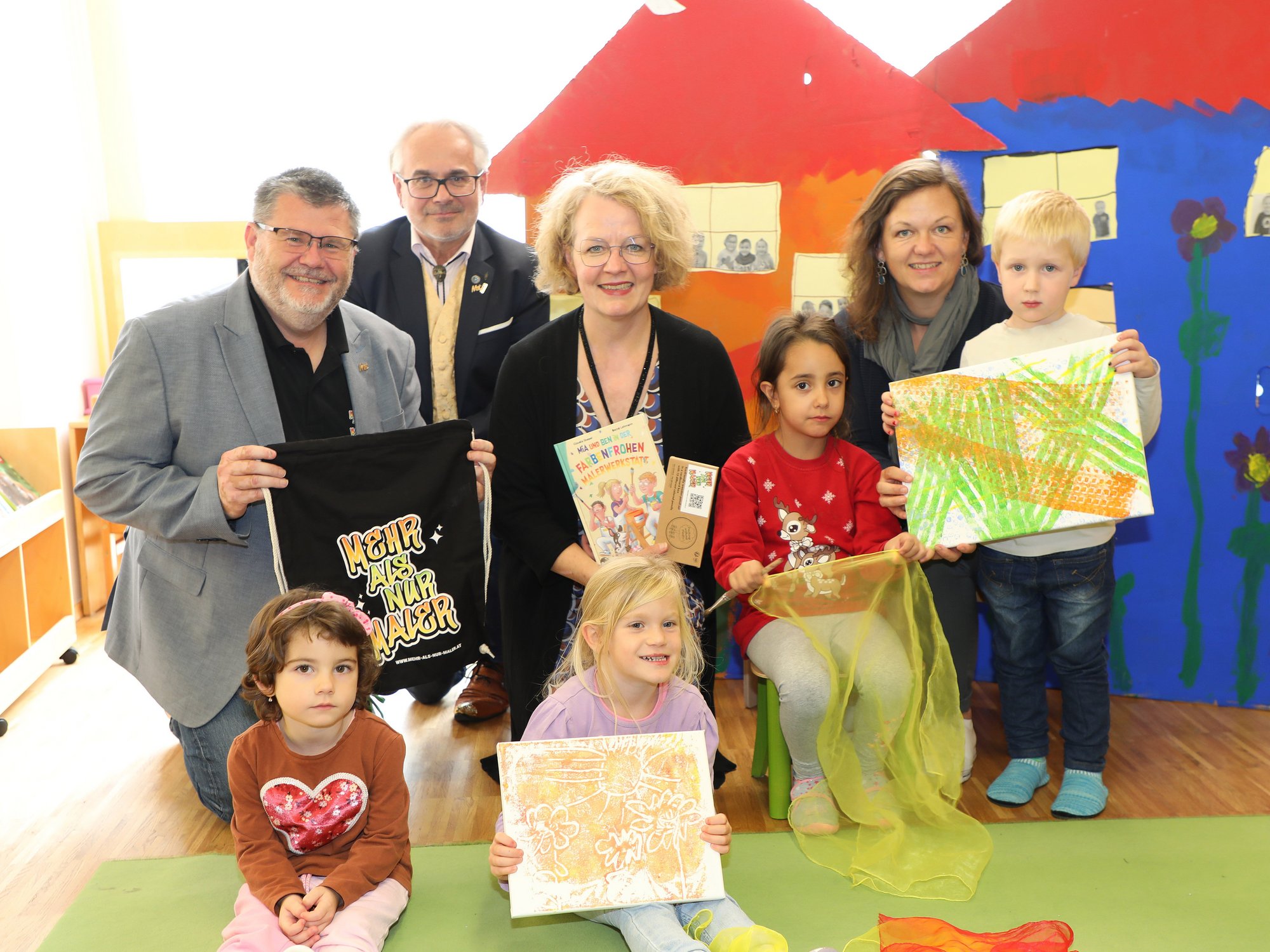 V. l.: Landesinnungsmeister Jürgen Kreibich und sein Stellvertreter Markus Bauer, Landesrätin Christiane Teschl-Hofmeister, Stadträtin Alexandra Ambrosch (in Vertretung von Bürgermeister Peter Molnar) mit den Kindern Fanni Lempel, Jolien Stierschneider, Sofia Somesan und Felix Sommer.