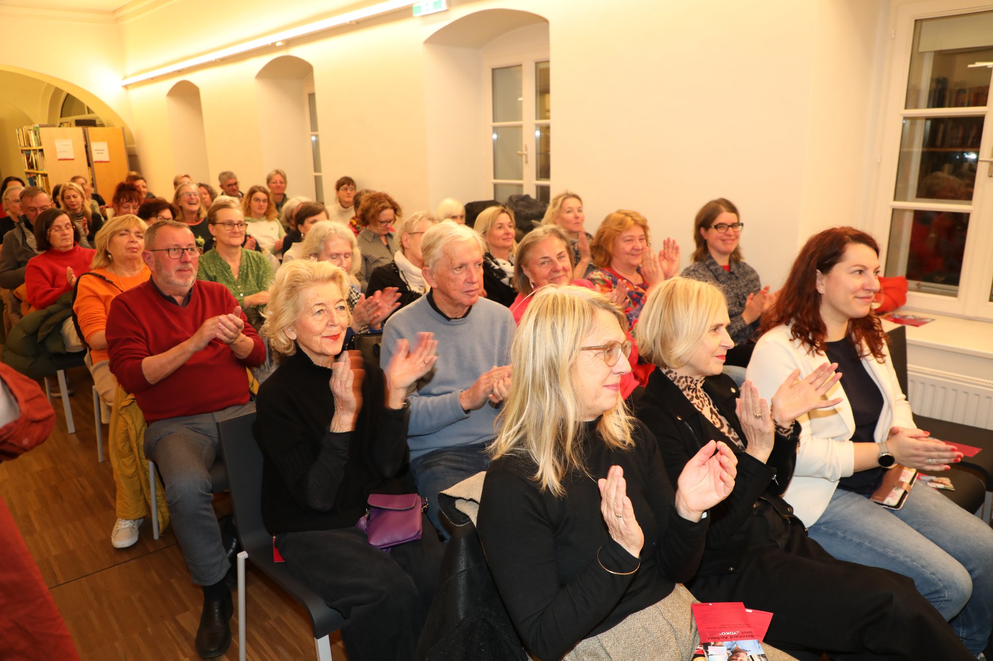 Blick in den vollbesetzten Saal der Stadtbücherei, das Publikum klatscht