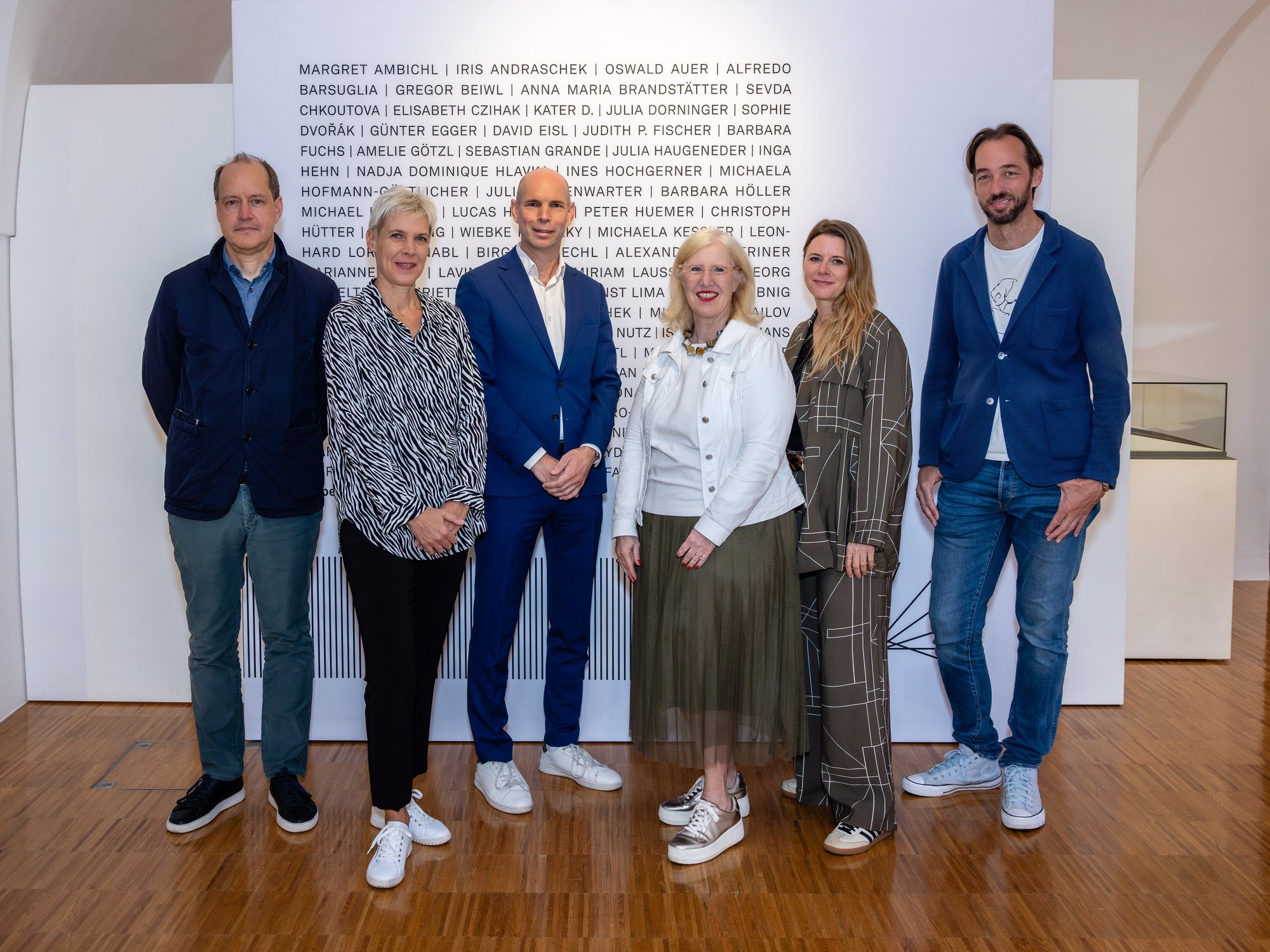 Die Jury: Jasper Sharp (Direktor Phileas Wien), Alexandra Schantl (Wissenschaftliche Leiterin der Sammlung des Landes Niederösterreich für Kunst nach 1960), Gregor Kremser (Leiter Kulturamt und museumkrems), Elisabeth Dutz (Chefkuratorin ALBERTINA), Alexandra Grausam (Kuratorin und Kulturmanagerin), Florian Steininger (Künstlerischer Direktor der Kunsthalle Krems).