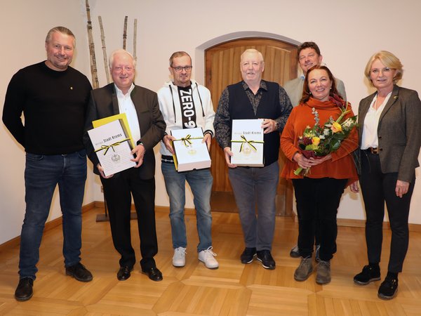 Gruppenfoto mit Bürgermeister Peter Molnar, Hubert Denk, Peter Keri, Felix Lehensteiner, Magistratsdirektor Karl Hallbauer, Doris Bogner und Vizebürgermeisterin Eva Hollerer 