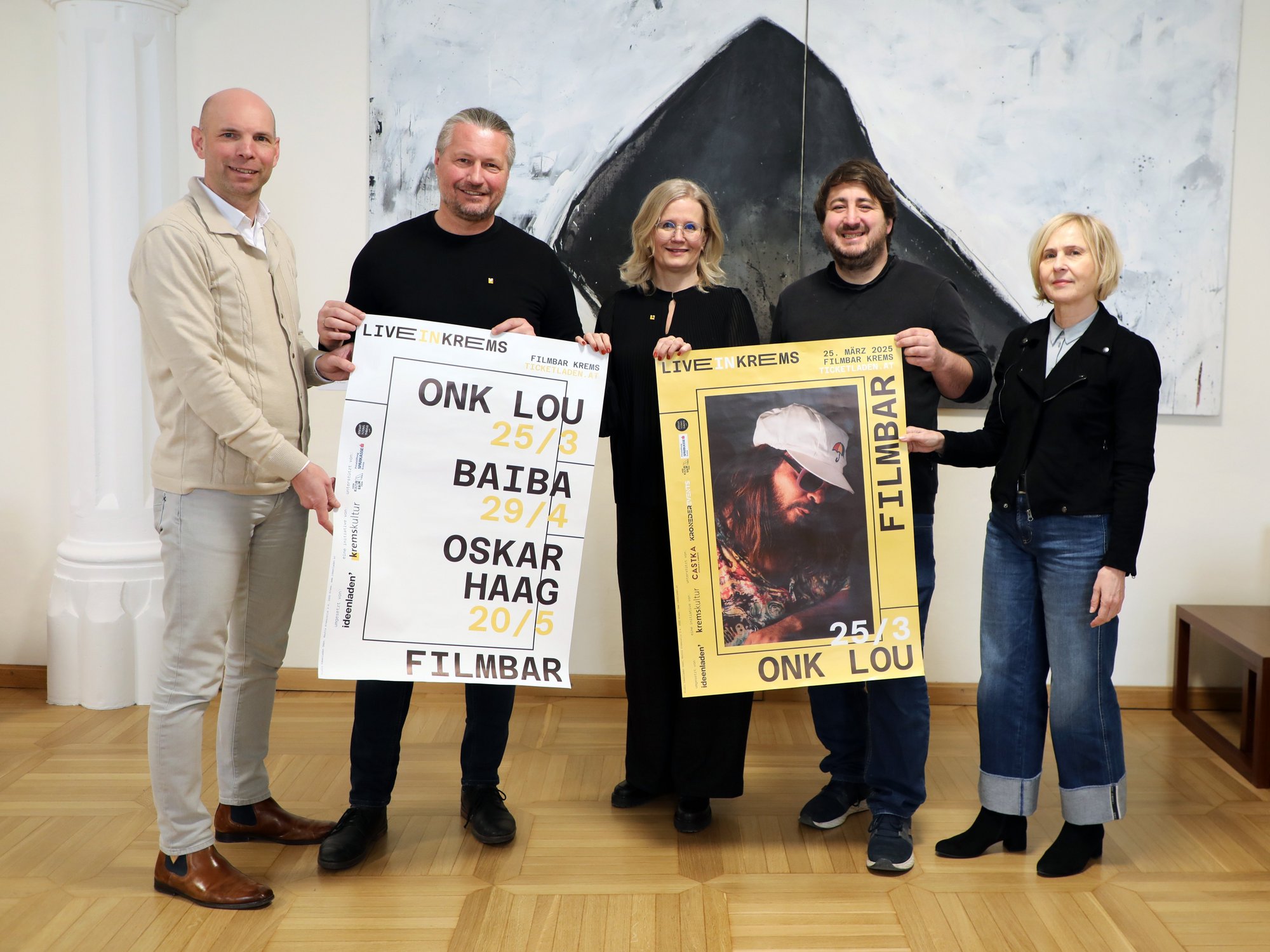 Kulturamtsleiter Gregor Kremser, Bürgermeister Peter Molnar, Kulturbeauftragte Elisabeth Kreuzhuber, Veranstalter Sebastian Streibel und Magistrat-Bereichsleiterin Doris Denk mit Konzertplakat