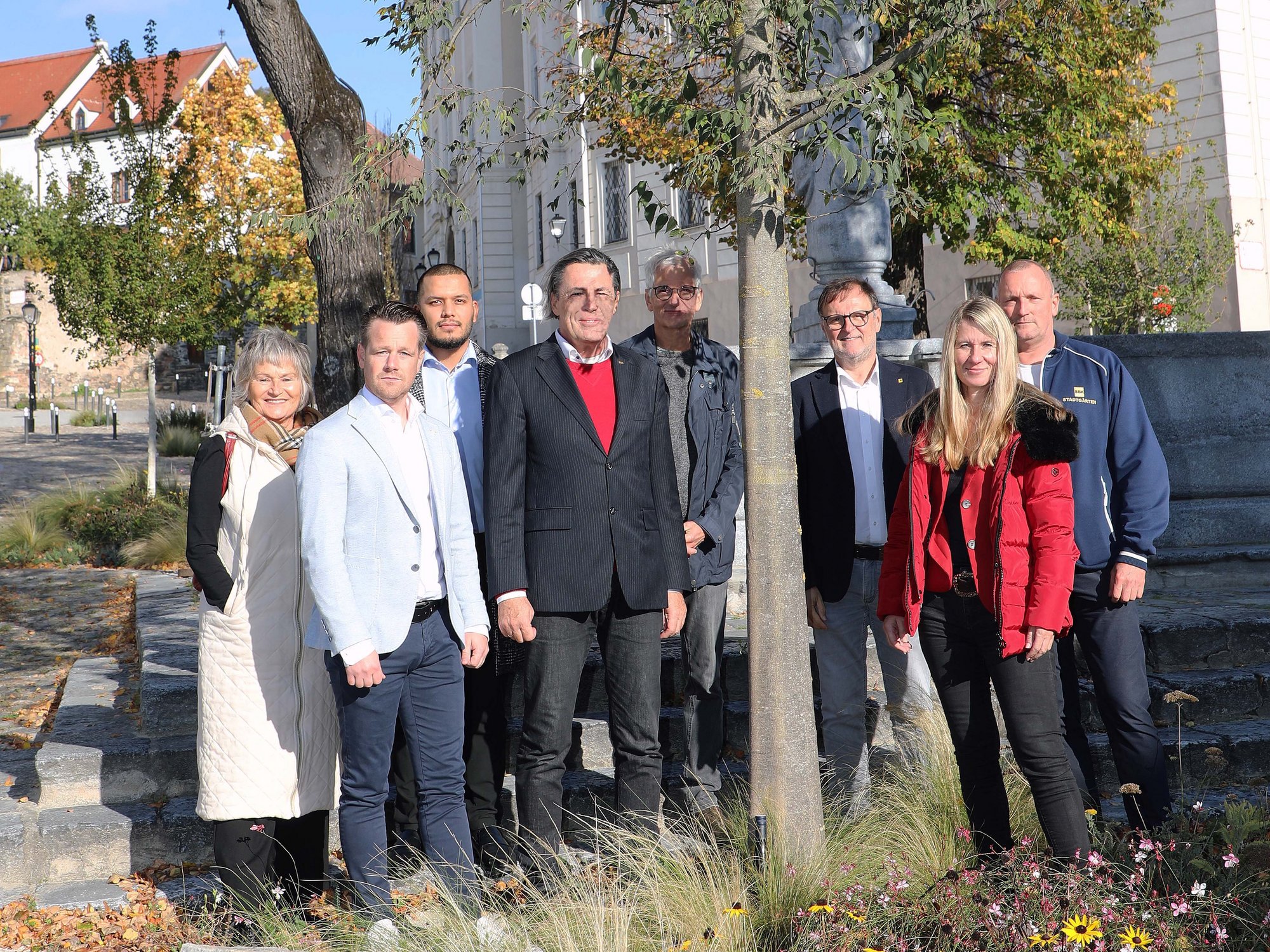 Siegrun Karner (Initiative Klimabaum), Markus Dangl, Nawid Bakhtiari, Andreas Hauer (alle drei Wüstenrot), Walter Gangl (Initiative Klimabaum), Stadtrat Werner Stöberl, Sabine Pripfl (Wüstenrot) und Stadtgartenamt-Leiter Eduard Pauer am Hohen Markt – von links.