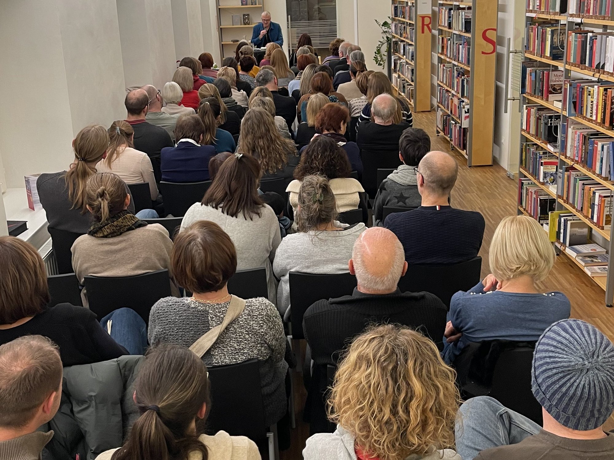 Das Publikum in der vollbesetzen Stadtbücherei von hinten