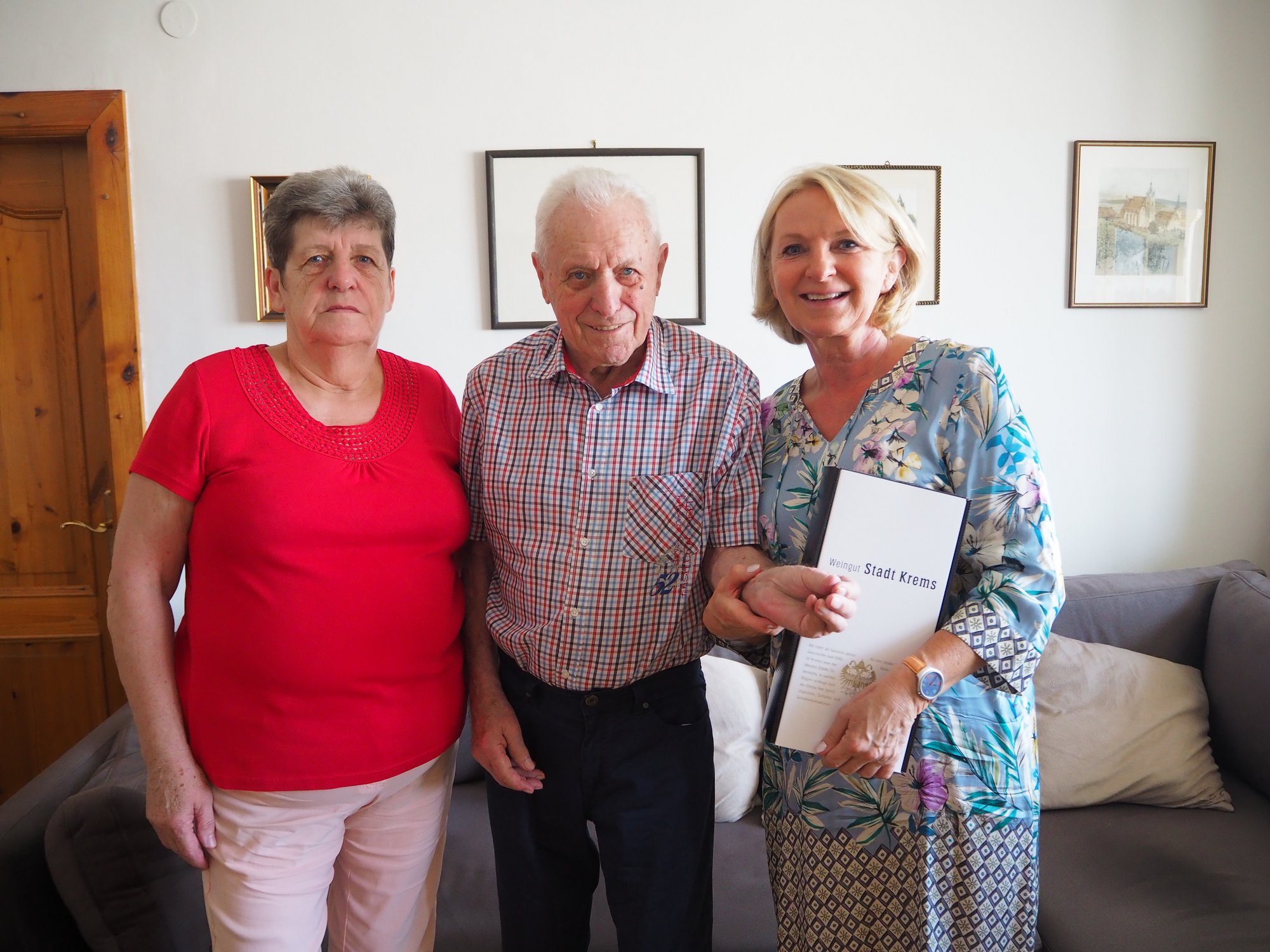 Vizebürgermeisterin Eva Hollerer gratulierte Karl Geyer zum 90. Geburtstag.