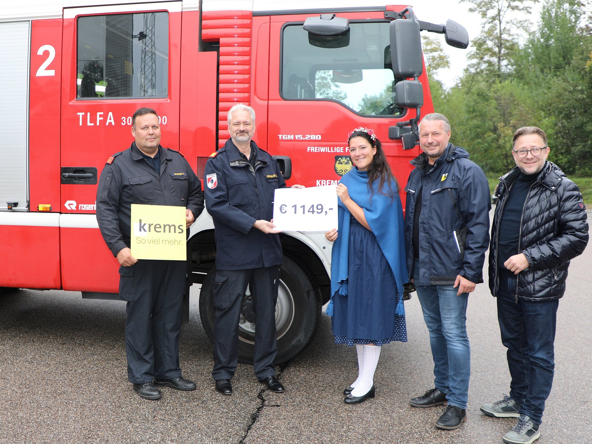 Obfrau Isabel Istvan (Mitte) tanzte mit der Volkstanzgruppe des Wachauer Trachten- und Heimatvereins Krems/Stein für den guten Zweck und überreichte der Feuerwehr eine Spende von 1149 Euro. Hauptwachekommandant Mario Wimmer, Kommandant Gerhard Urschler, Bürgermeister Peter Molnar und Stadtmarketing-Geschäftsführer Horst Berger (v. l.) bedankten sich bei ihr für das Engagement.