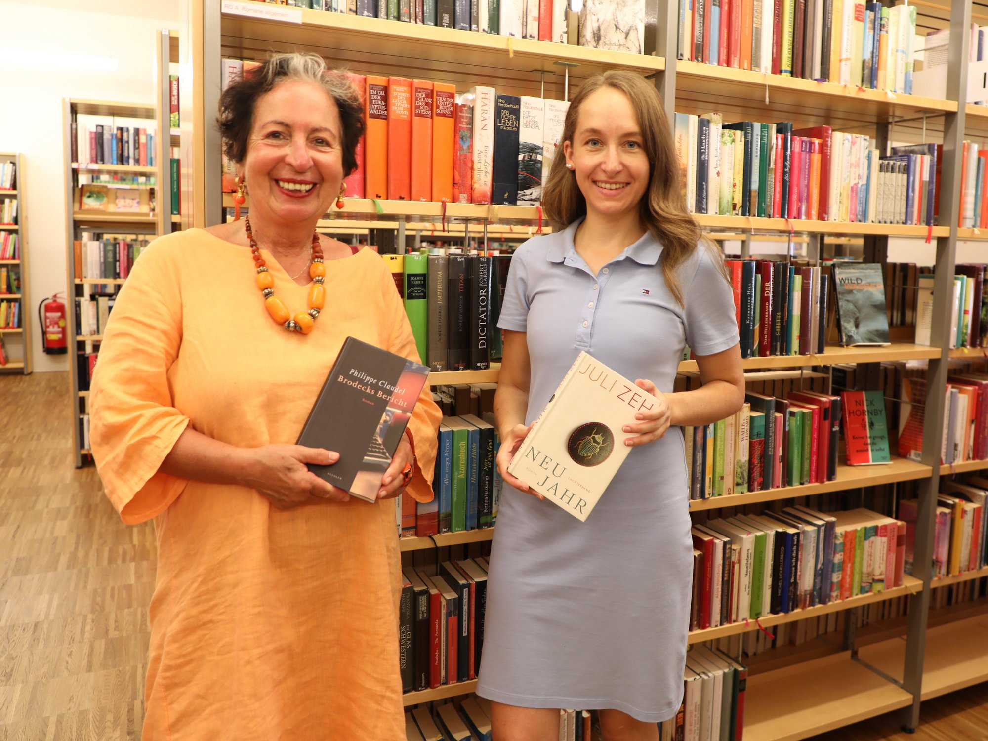 Büchereileiterin Katrin Raffetseder (r.) begrüßt Elisabeth Streibel als neue Leiterin des Buchclubs.