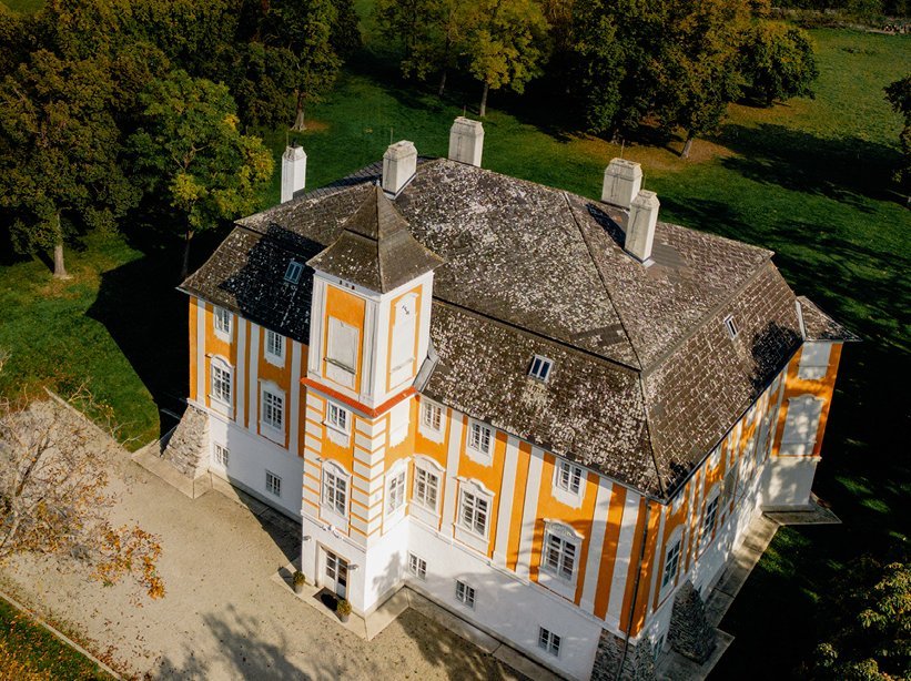 Luftaufnahme vom Wasserschloss in Gneixendorf