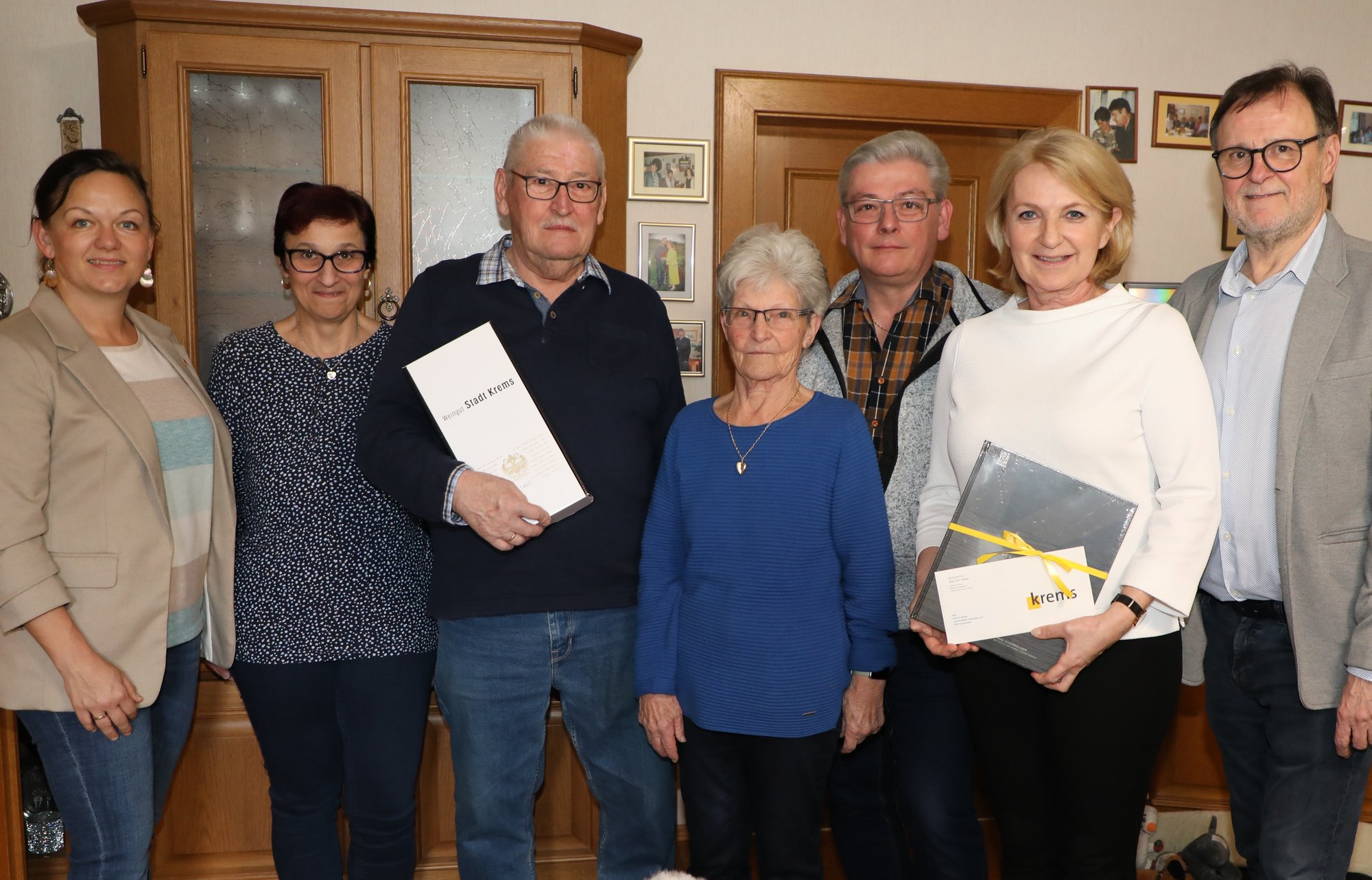 Vizebürgermeisterin Eva Hollerer gratulierte Helmut Weber zum 80. Geburtstag.