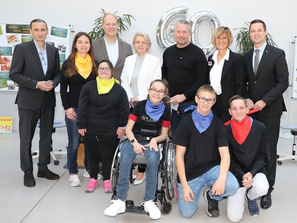 Schulqualitätsmanager Matthias Hesse (Fachbereich Diversitätsmanagement), Behindertenfachbetreuerin Anita Senk, Bildungsstadtrat Martin Zöhrer, Schulqualitätsmanagerin Andrea Strohmayer, Bürgermeister Peter Molnar, Direktorin Regina Holzer und NÖ Bildungsdirektor Karl Fritthum (hinten v. l.) mit den Schüler:innen Fabiola Haziri, Miradije Elmazi, Lukas Ettenauer und Dennis Maringer (vorne v. l.).