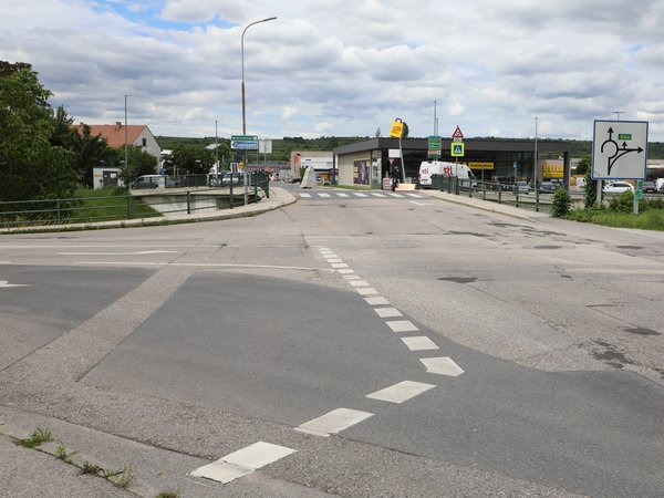 Blick auf die Kreuzung Rechte Kremszeile/Hafenstraße, wo ein neuer Kreisverkehr entstehen soll