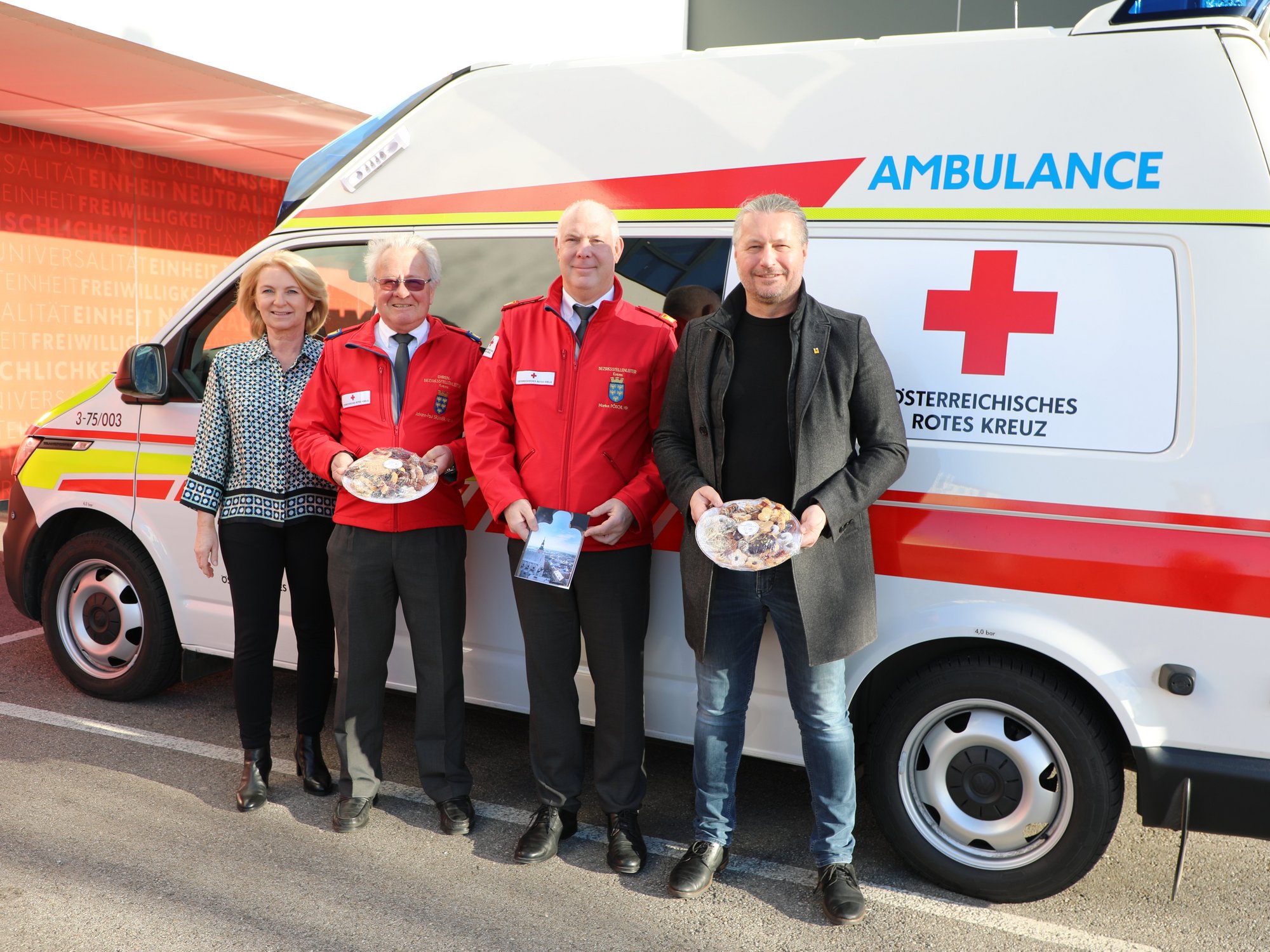 Die Stadt Krems bedankte sich beim Roten Kreuz für die unentbehrliche Arbeit im Rettungsdienst. Im Bild (v. l.) Vizebürgermeisterin Eva Hollerer, Ehrenbezirksstellenleiter Johann Paul Brunner, Bezirksstellenleiter Manfred Türk und Bürgermeister Peter Molnar. 