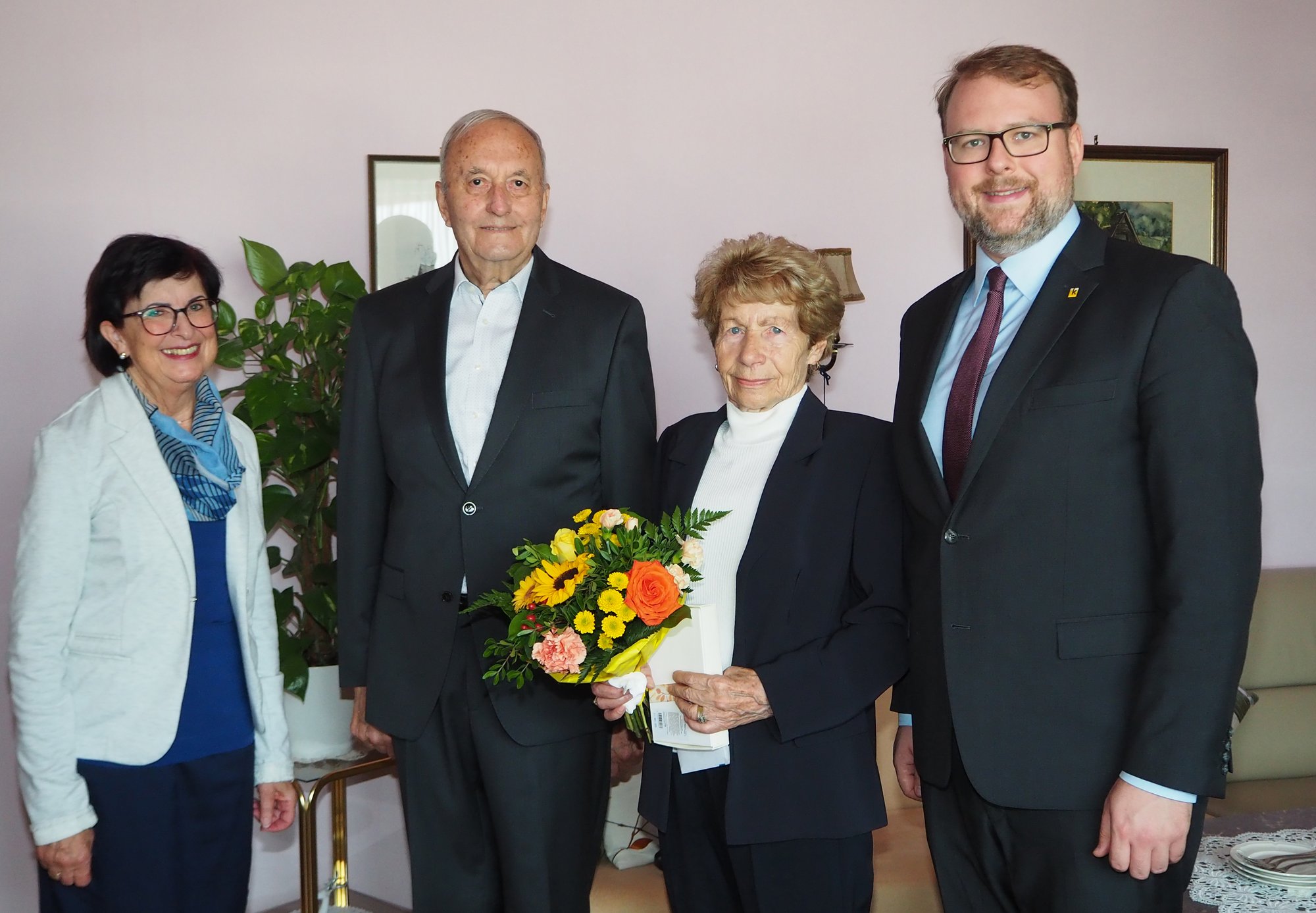 Vizebürgermeister Florian Kamleitner gratulierte Hermine und Hubert Groiß zur Diamantenen Hochzeit.