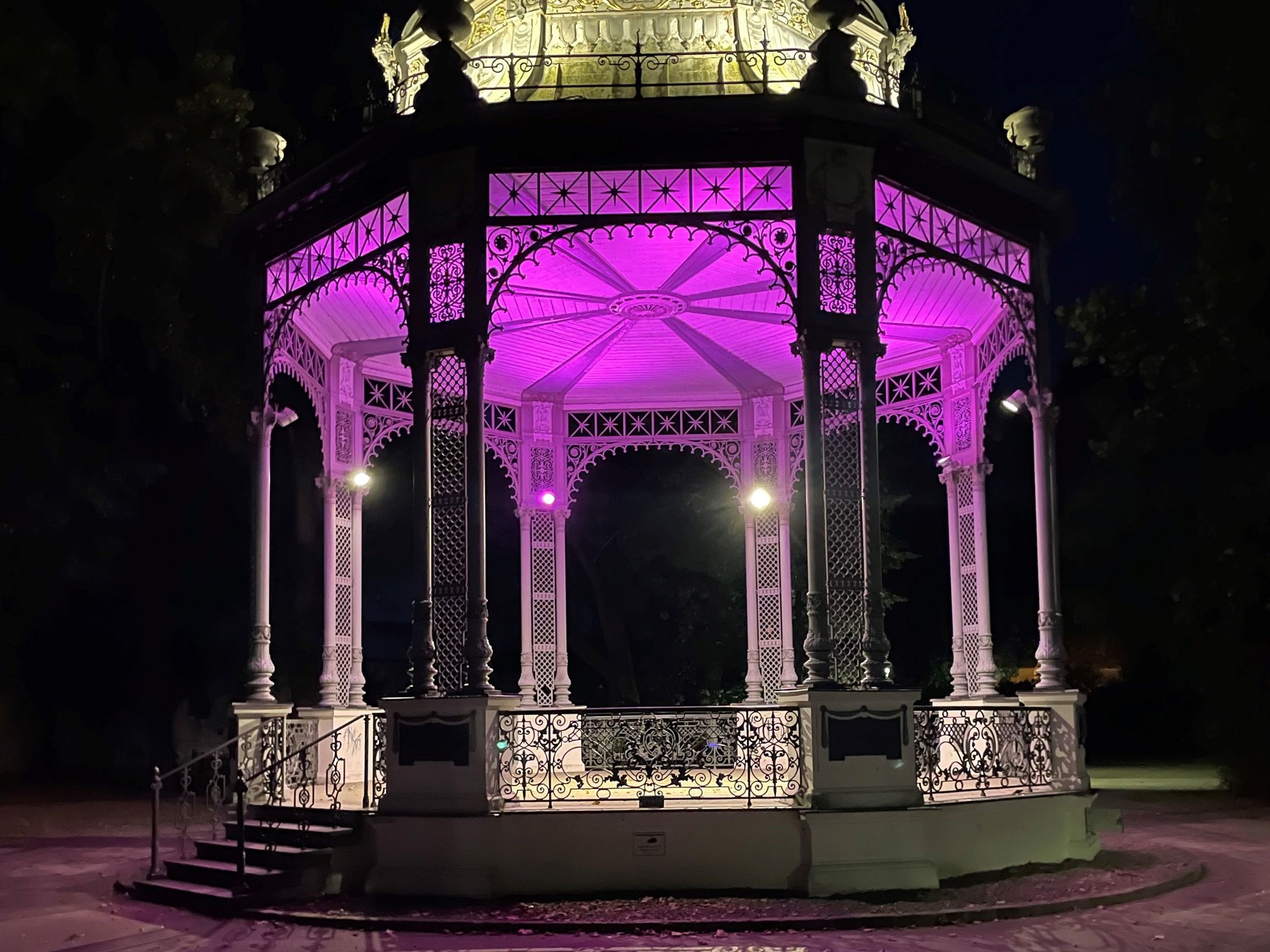 Der Stadtpark-Pavillon erstrahlt im Oktober in rosafarbenem Licht.