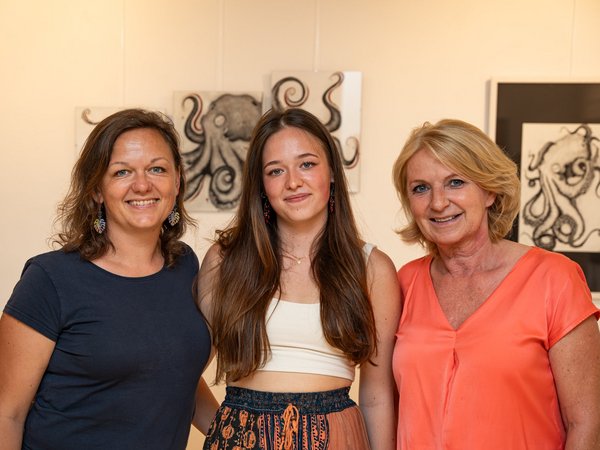 Künstlerin Lea Ambrosch mit ihrer Mutter, Stadträtin Alexandra Ambrosch (l.) und Vizebürgermeisterin Eva Hollerer.