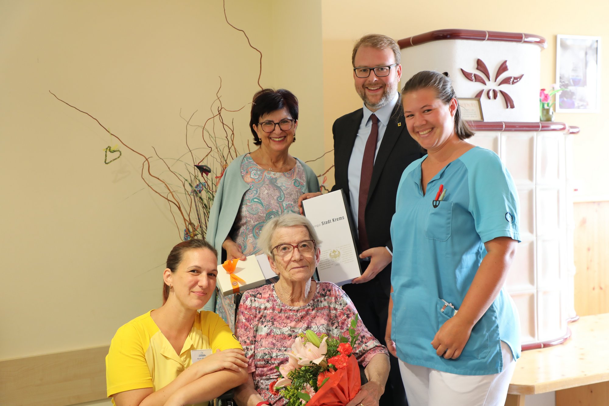 Vizebürgermeister Dr. Florian Kamleitner gratulierte Dorothea Kreuzer zum 80. Geburtstag.