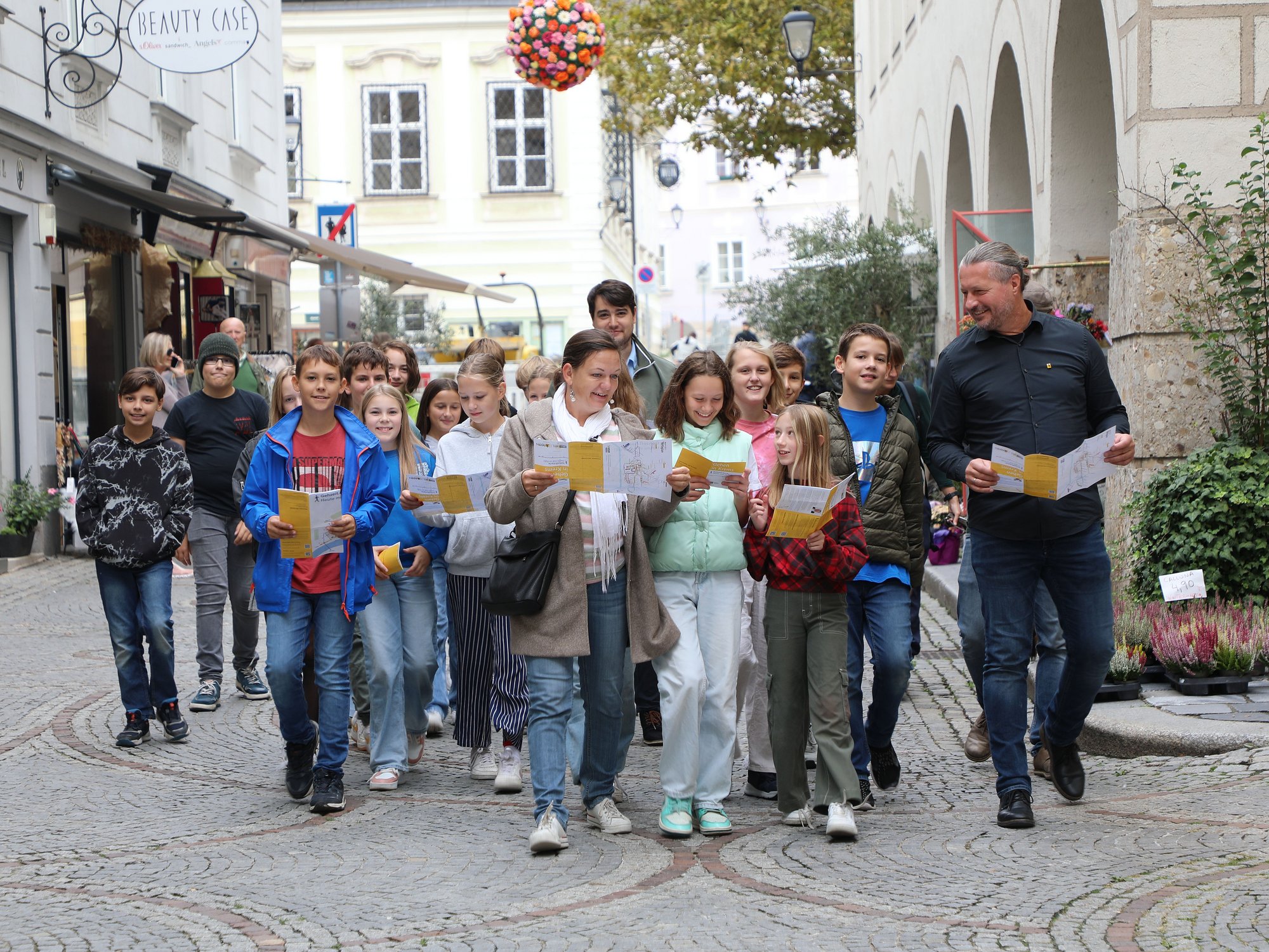 Bei einem Rundgang durch die Innenstadt testeten die Schüler:innen der Klasse 2c der Mary Ward Privatmittelschule die neue Gehzeit.Karte in der Praxis.