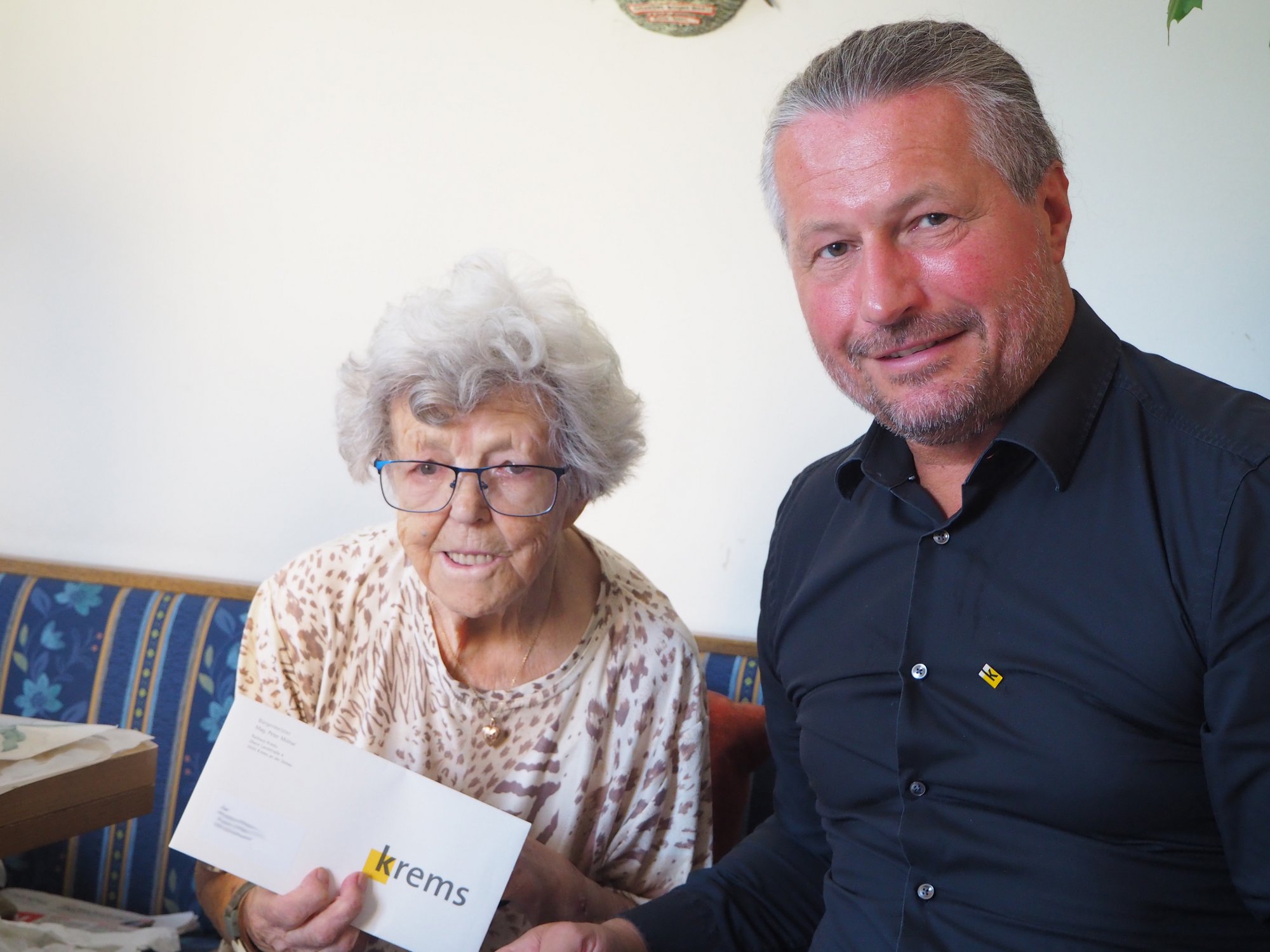 Bürgermeister Peter Molnar gratulierte Hermine Wöber zum 100. Geburtstag.