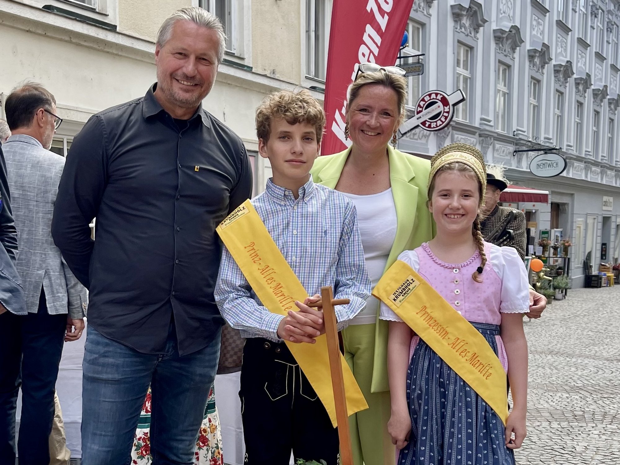 Bürgermeister Peter Molnar und die Kremser Landesrätin Susanne Rosenkranz mit dem Marillen-Prinzenpaar Antonia und Ludwig.