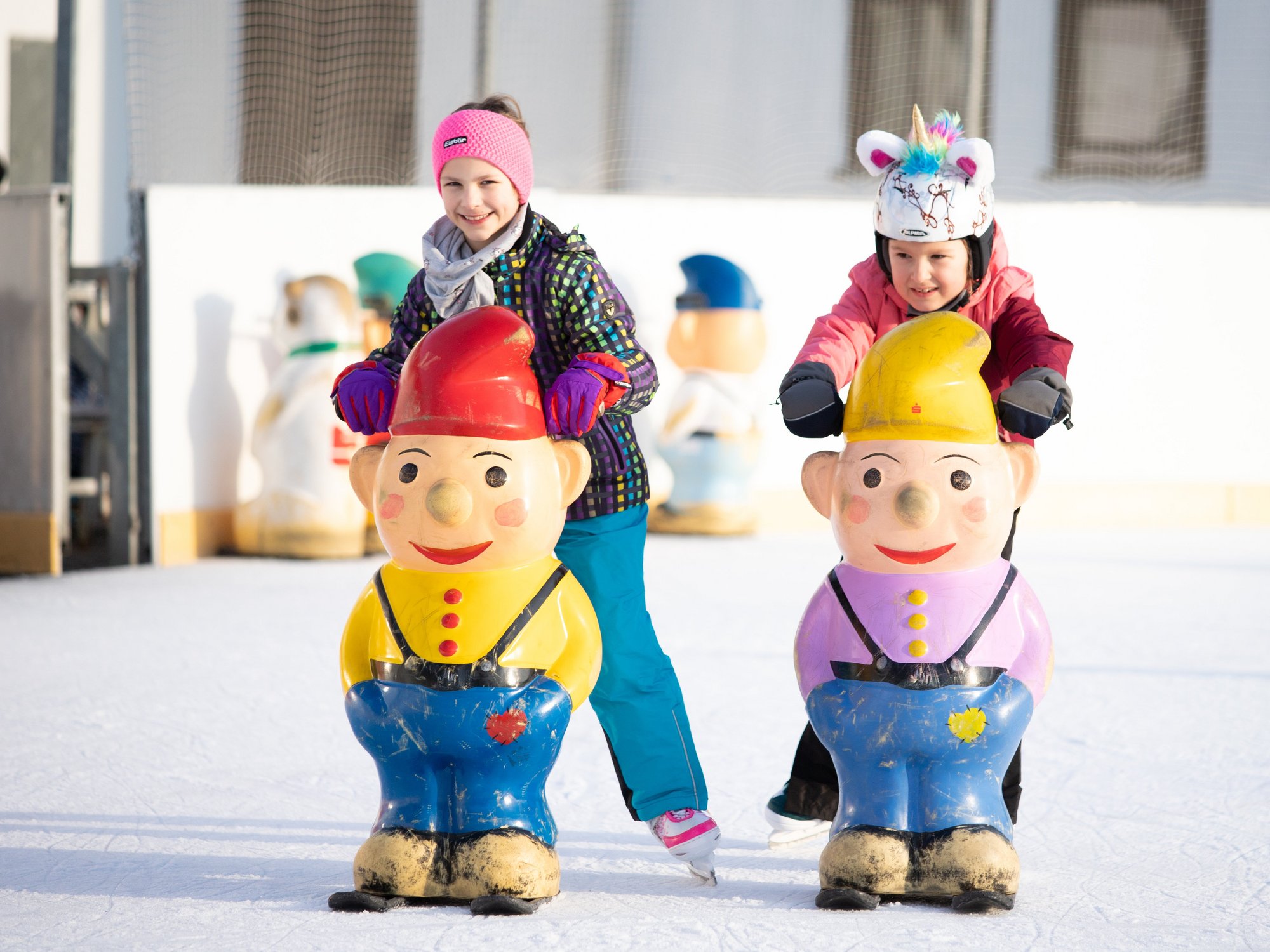 Zwei Kinder beim Eislaufen