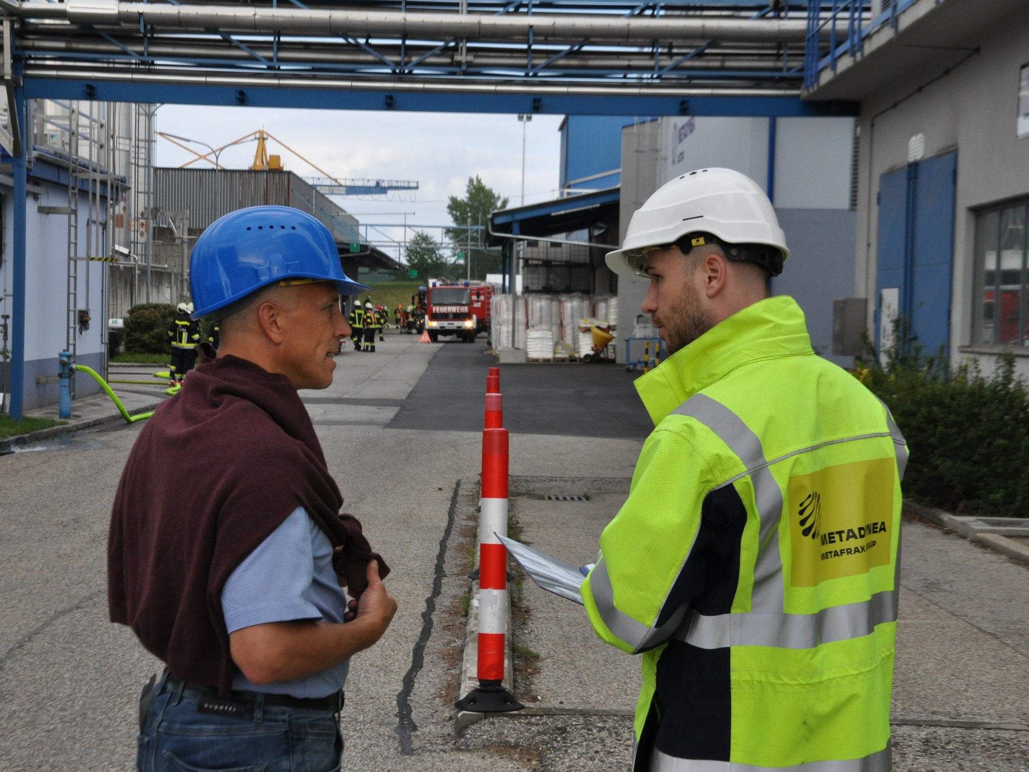 Hannes Zimmermann (operativer Einsatzleiter des behördlichen Krisenstabs) und Patrick Fuss (Head of HSSEQ von Metadynea Austria) bei der Großübung im Metadynea Industriepark