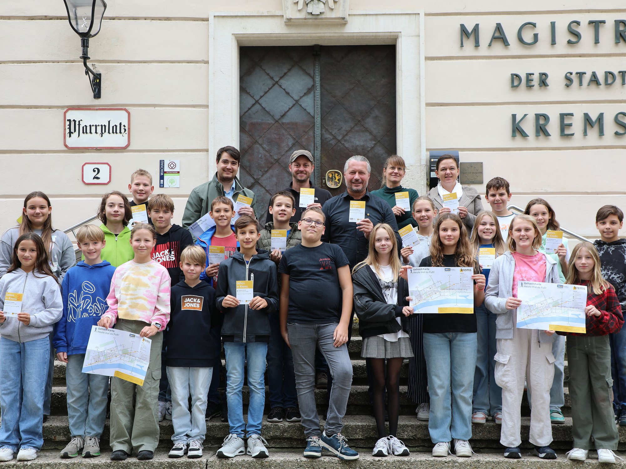 Offizielle Präsentation der neuen Kremser Gehzeit.Karte mit den Schüler:innen der Klasse 2c der Mary Ward Privatmittelschule sowie Mobilitätsmanager Christoph Weber (NÖ Regional), den Kremser Fuß- und Radverkehrsbeauftragten Ronny Weßling und Michaela Binder, Mobilitätstadträtin Alexandra Ambrosch (hinten von links) sowie Bürgermeister Peter Molnar (Mitte).