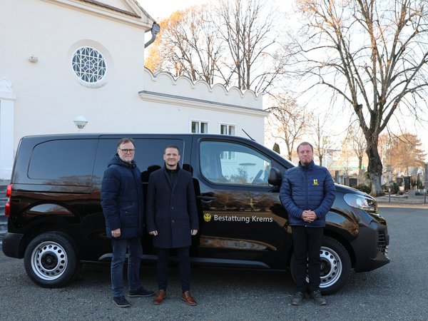 Stadtrat Werner Stöberl, Bestattungsleiter Marco Flicker und sein Stellvertreter Stefan Wurmauer vor dem  neuen Fahrzeug.