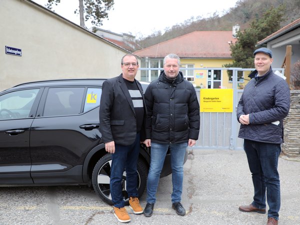 Bürgermeister Peter Molnar, Stadtrat Martin Zöhrer und Chauffeur Ernst Mannhart mit den Dienstauto des Bürgermeisters vor dem Kindergarten in Stein