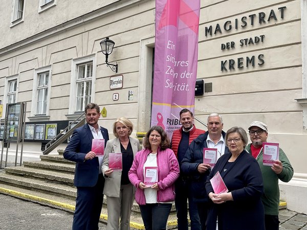 Gemeinderat Dominic Heinz (parteiunabhängig), Vizebürgermeisterin Eva Hollerer (SPÖ), Sabine Caslavka (Krebshilfe NÖ), Stadtrat Christoph Hofbauer (FPÖ), Gemeinderat Andreas Ettenauer (parteiunabhängig), Philomena Zinner (ÖVP Frauen Krems) und Gemeinderat Nikolaus Lackner (KLS, von links) hissten die Fahne vor dem Kremser Rathaus.