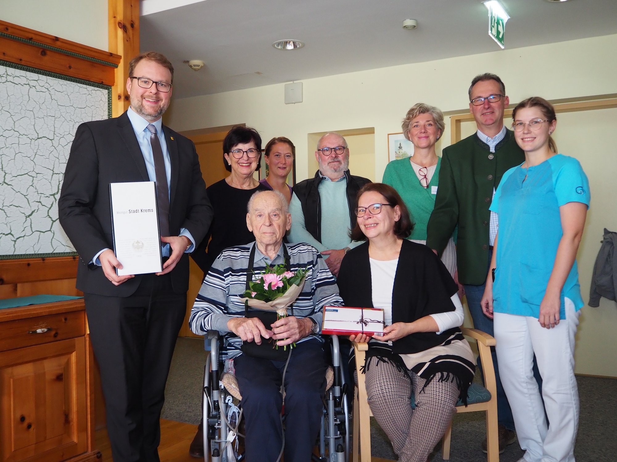 Vizebürgermeister Florian Kamleitner gratulierte Leopold Pilz zum 95. Geburtstag.