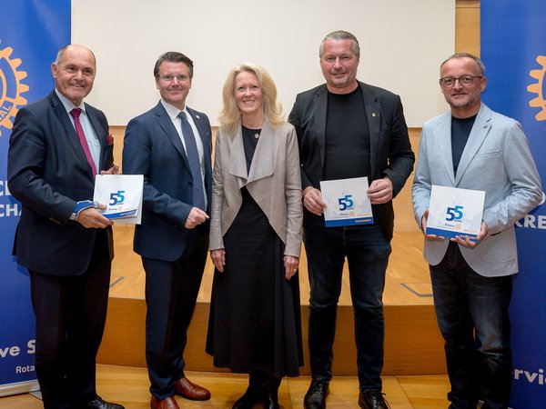 Nationalratspräsident a.D. und Rotarier Wolfgang Sobotka, Präsident Thomas Hagmann, Incoming-Governorin Sabine Unterweger, Bgm. Peter Molnar und Zukunftsforscher Harry Gatterer