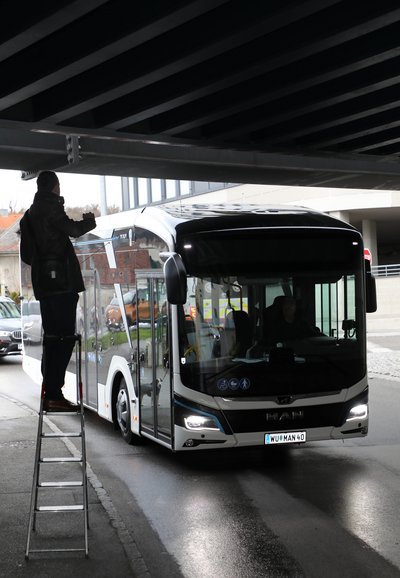 Elektro-Stadtbus bei der Testfahrt im Kremser Stadtgebiet. 