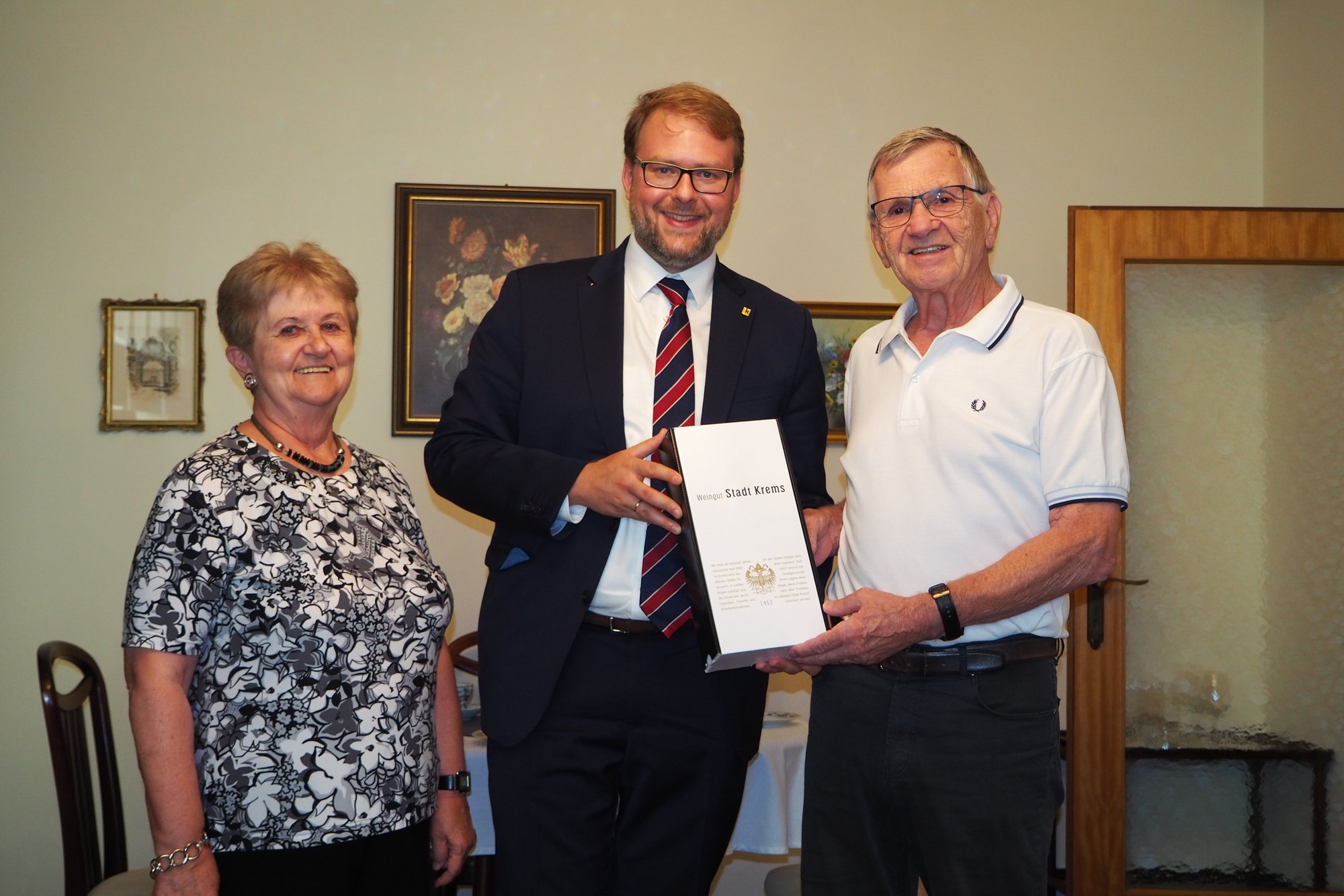 Vizebürgermeister Dr. Florian Kamleitner gratuliert Heinz Stummer zum 80. Geburtstag.