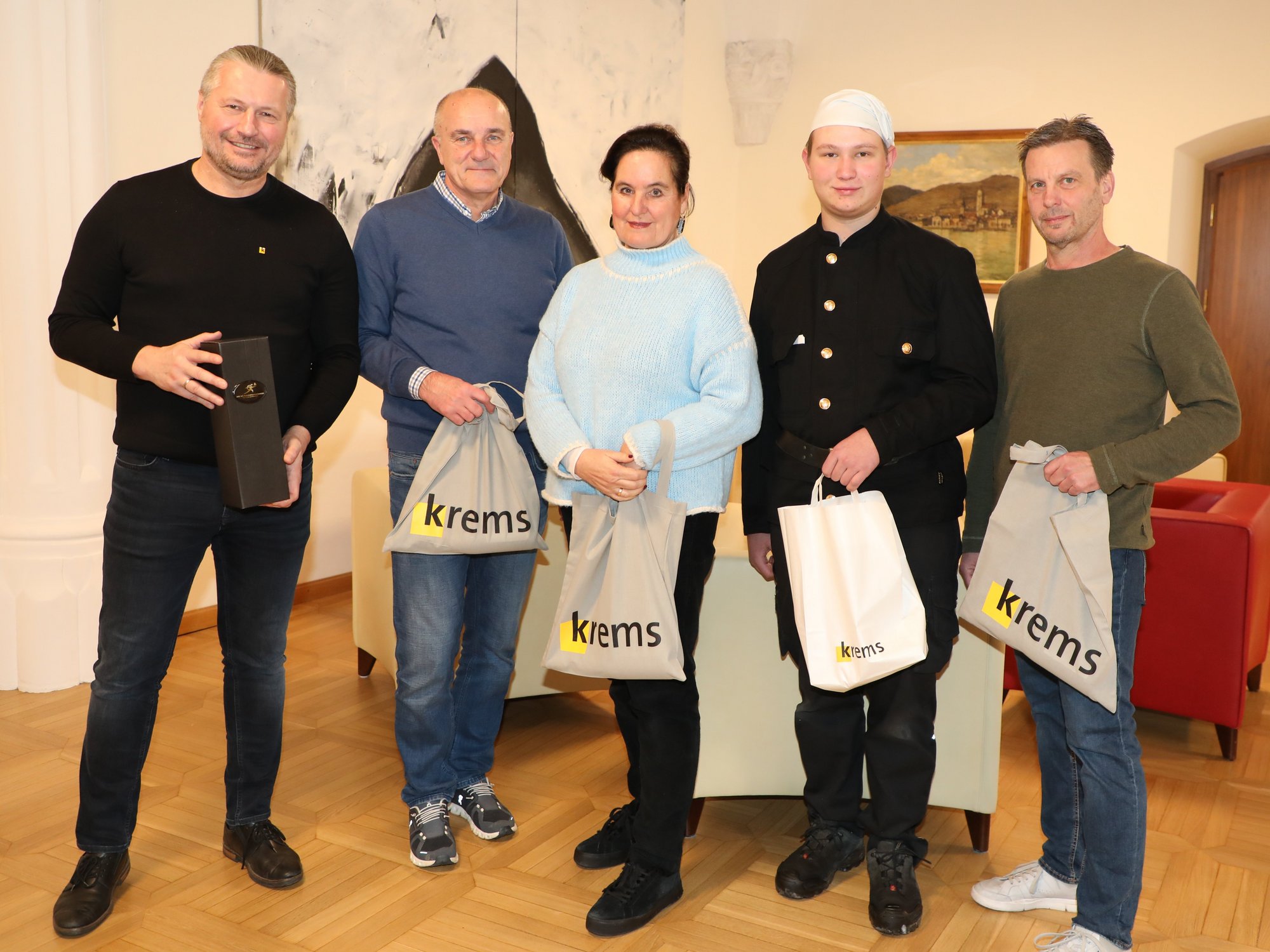 Bürgermeister Peter Molnar mit den Rauchfangkehrer:innen Hubert Reder, Sonja Hockauf-Bartaschek, Julian Mayer (Lehrling) und Herwig Fröch.