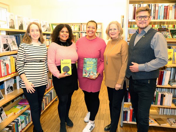 Gruppenfoto mit Büchereileiterin Kathrin Raffetseder, die Autorinnen und Aktivistinnen Camila Schmid Iglesias und Melanie Kandlbauer, Kulturgemeinderätin Elisabeth Kreuzhuber und Gemeinderat Dominic Heinz in der Stadtbücherei Krems. 