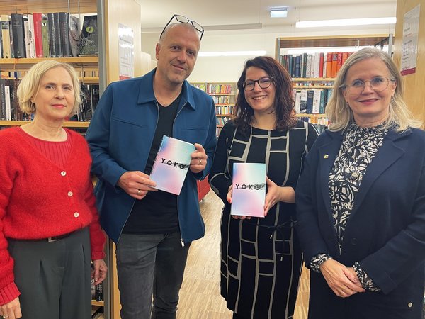 Magistrat-Bereichsleiterin Doris Denk, Büchereileiterin Julia Nicolodi und Kulturgemeinderätin Elisabeth Kreuzhuber (v. l.) begrüßten Bestsellerautor Bernhard Aichner in Krems.