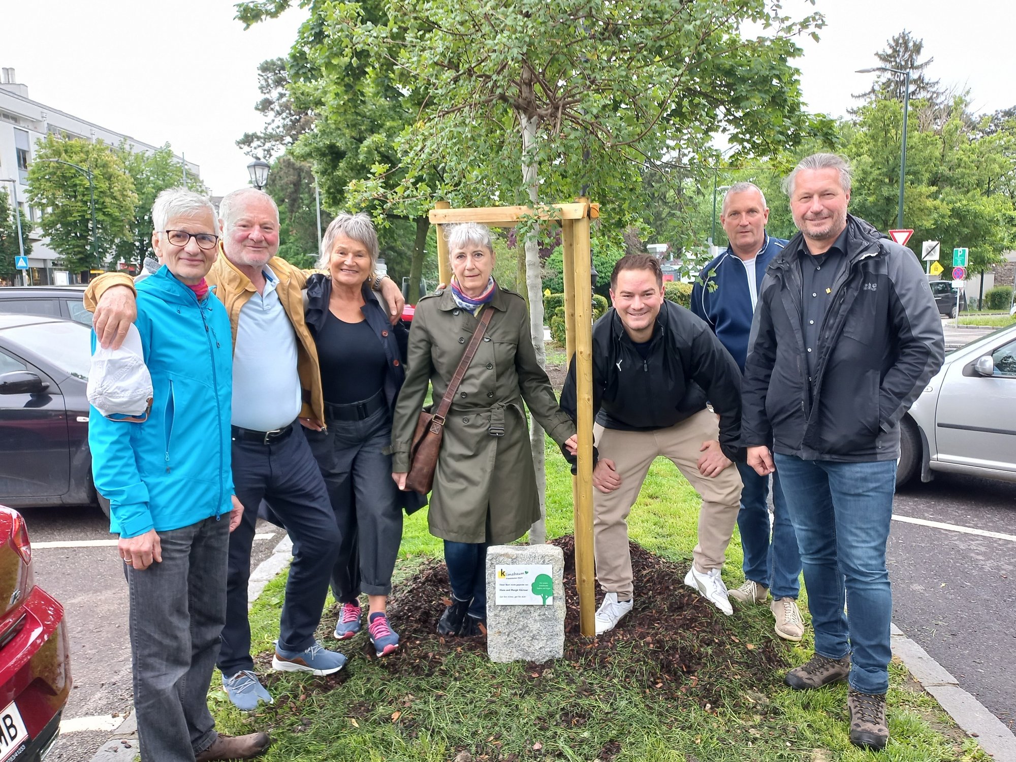 Familie Gärtner mit Vertretern der Stadt und der Initiative Klimabaum beim neugepflanzten Ahorn am Südtirolerplatz
