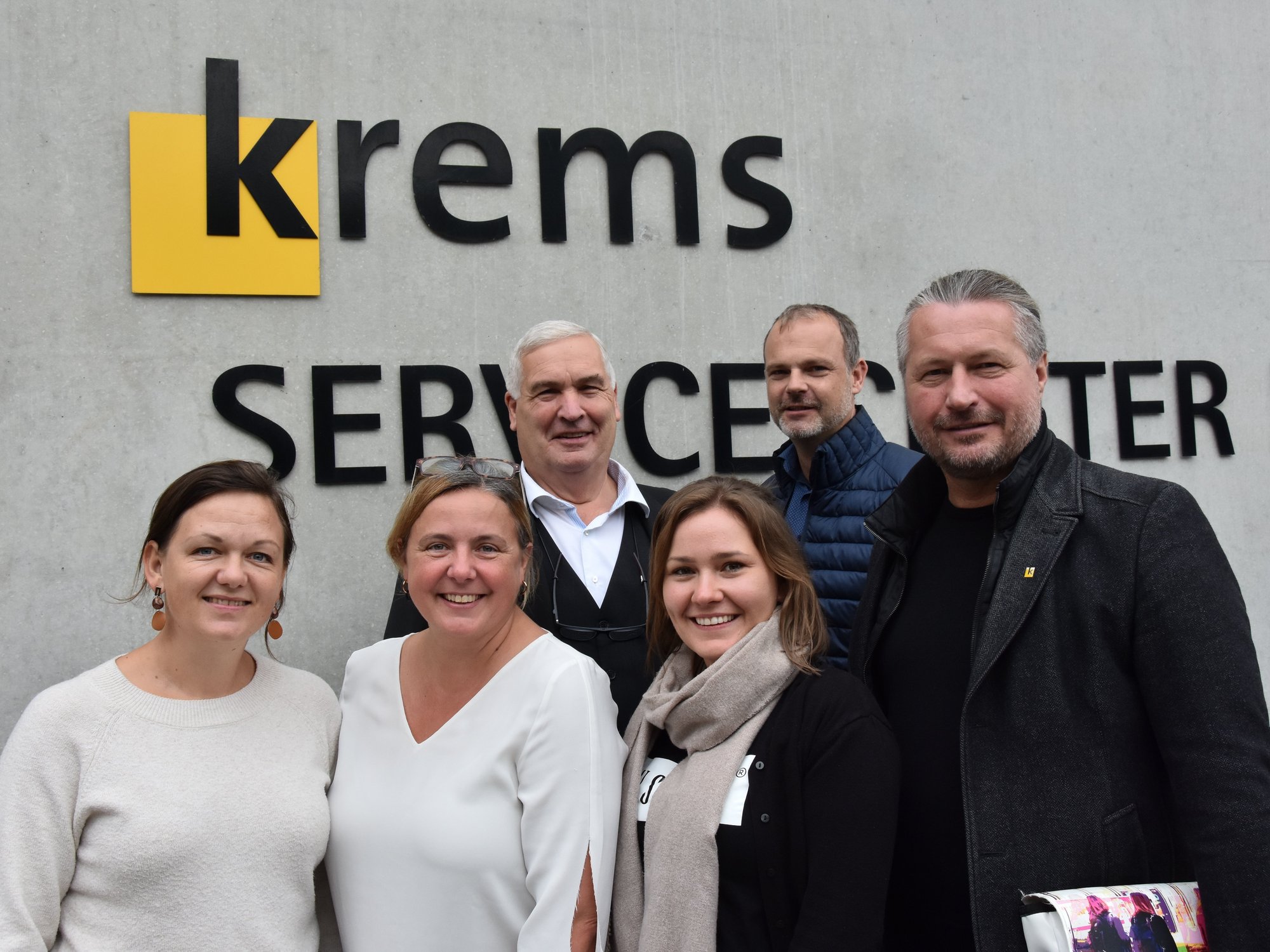 Gruppenfoto von Vertretern der Stadt und des Vereins 