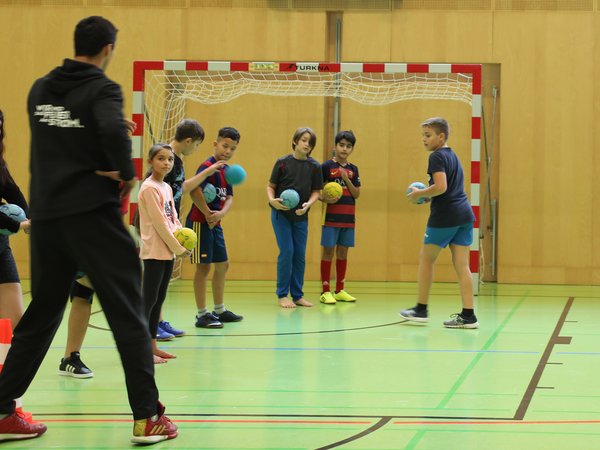 Gruppe Schüler beim Handballtraining