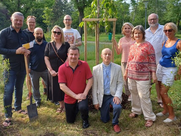 Vertreter der Reliogionsgemeinschaften. der Stadt und des Interreligiösen Dialoges beim gespendeten Baum im Mitteraupark 