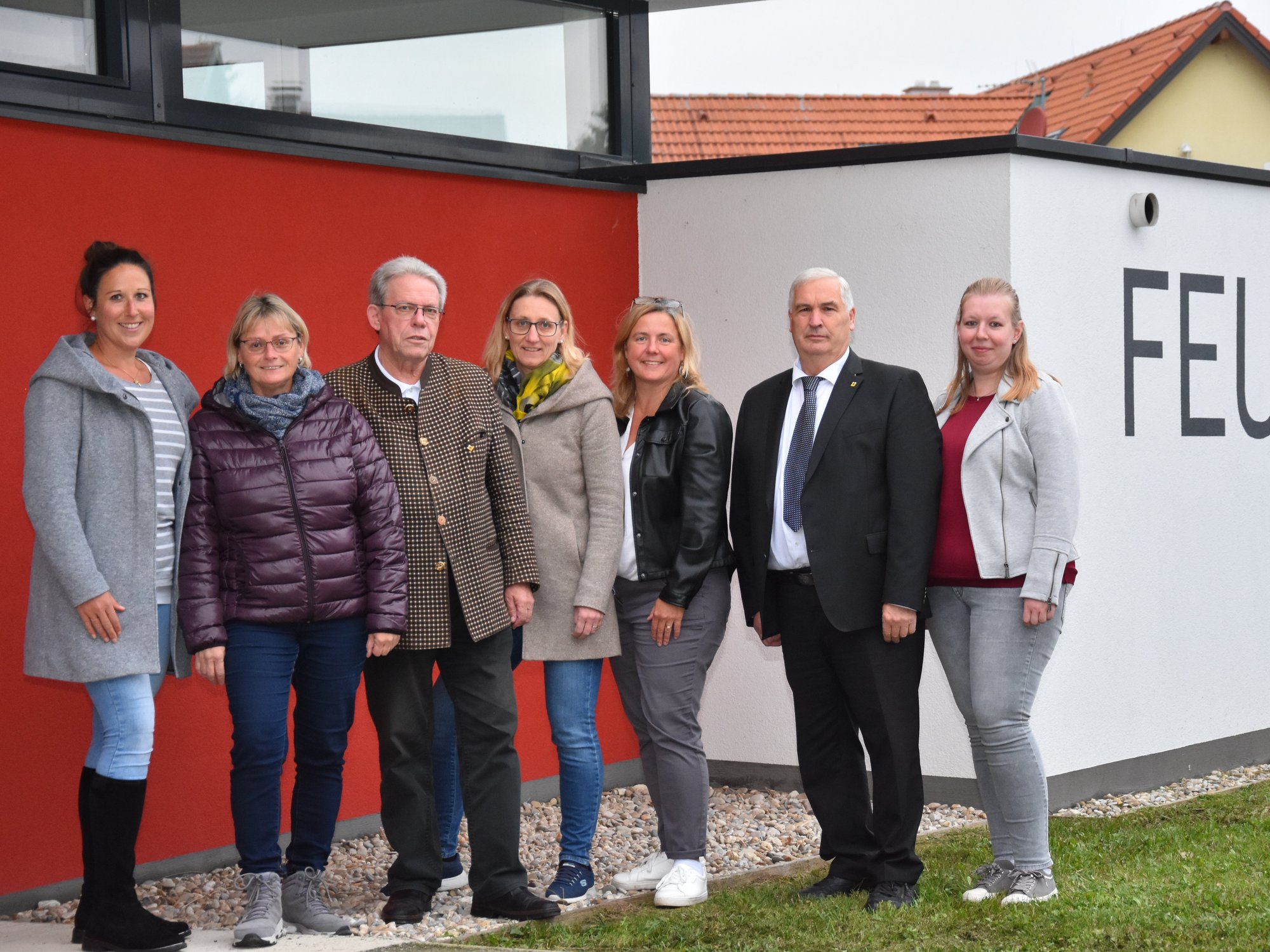 Gruppenfoto des Vereinsvorstandes vor dem Feuerwehrhaus in Egelsee