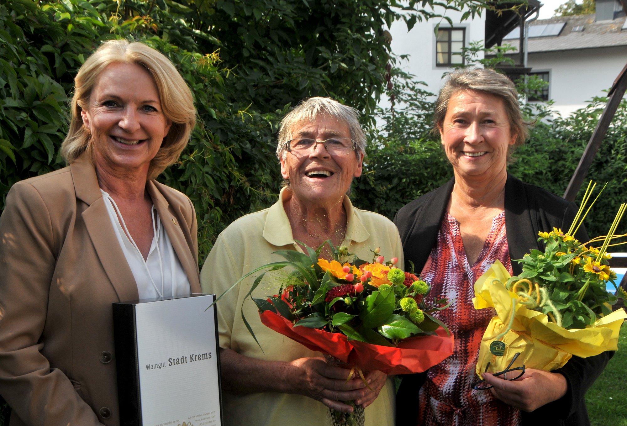 Vzbgm. Eva Hollerer und GR Gabriele Mayer gratulieren Waltraud Resch zum 80 Geburtstag.