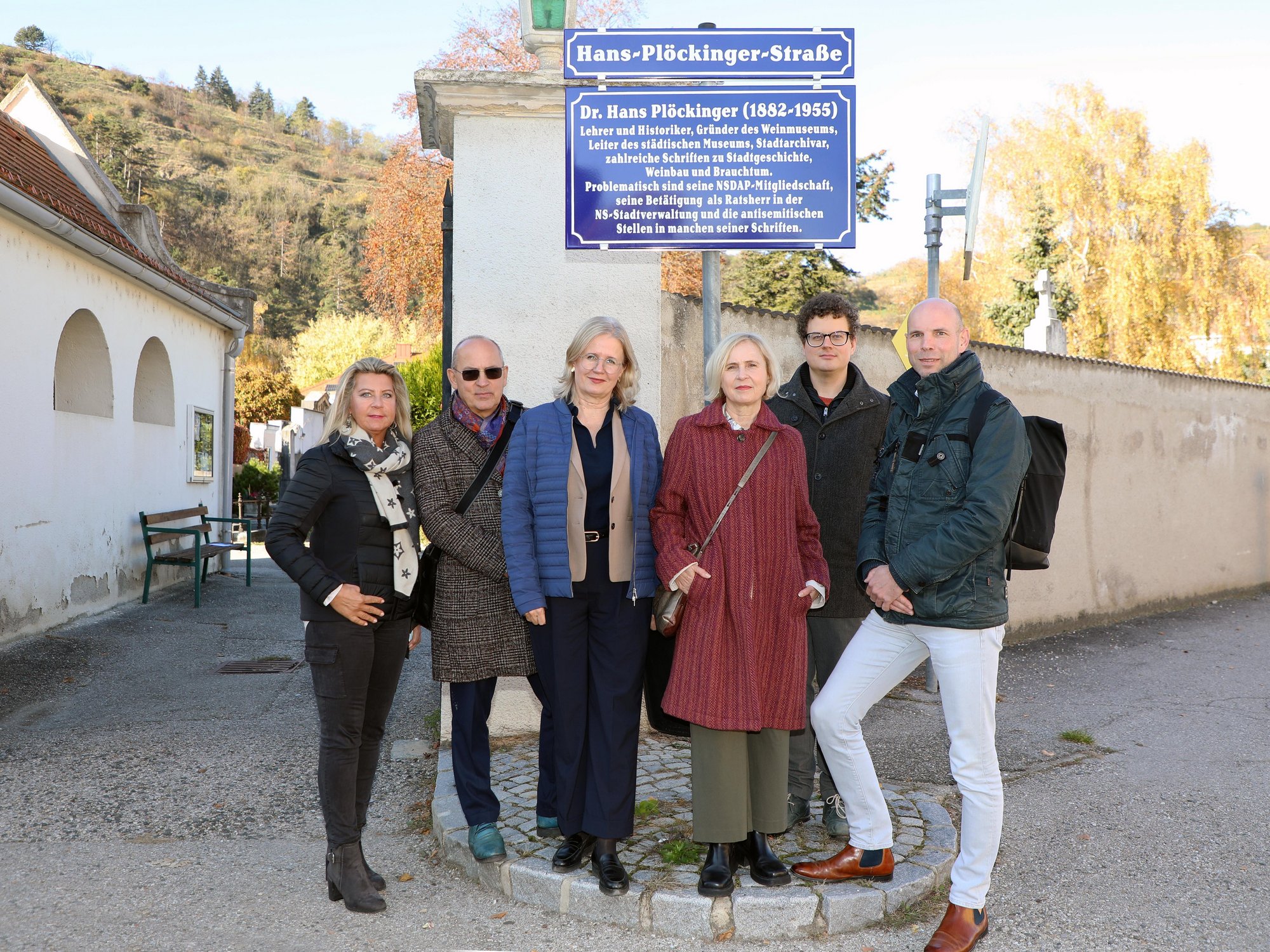 Gruppenfoto mit Vertretern der Stadt vor der neuen Zusatztafel, im Hintergrund der Steiner Friedhof