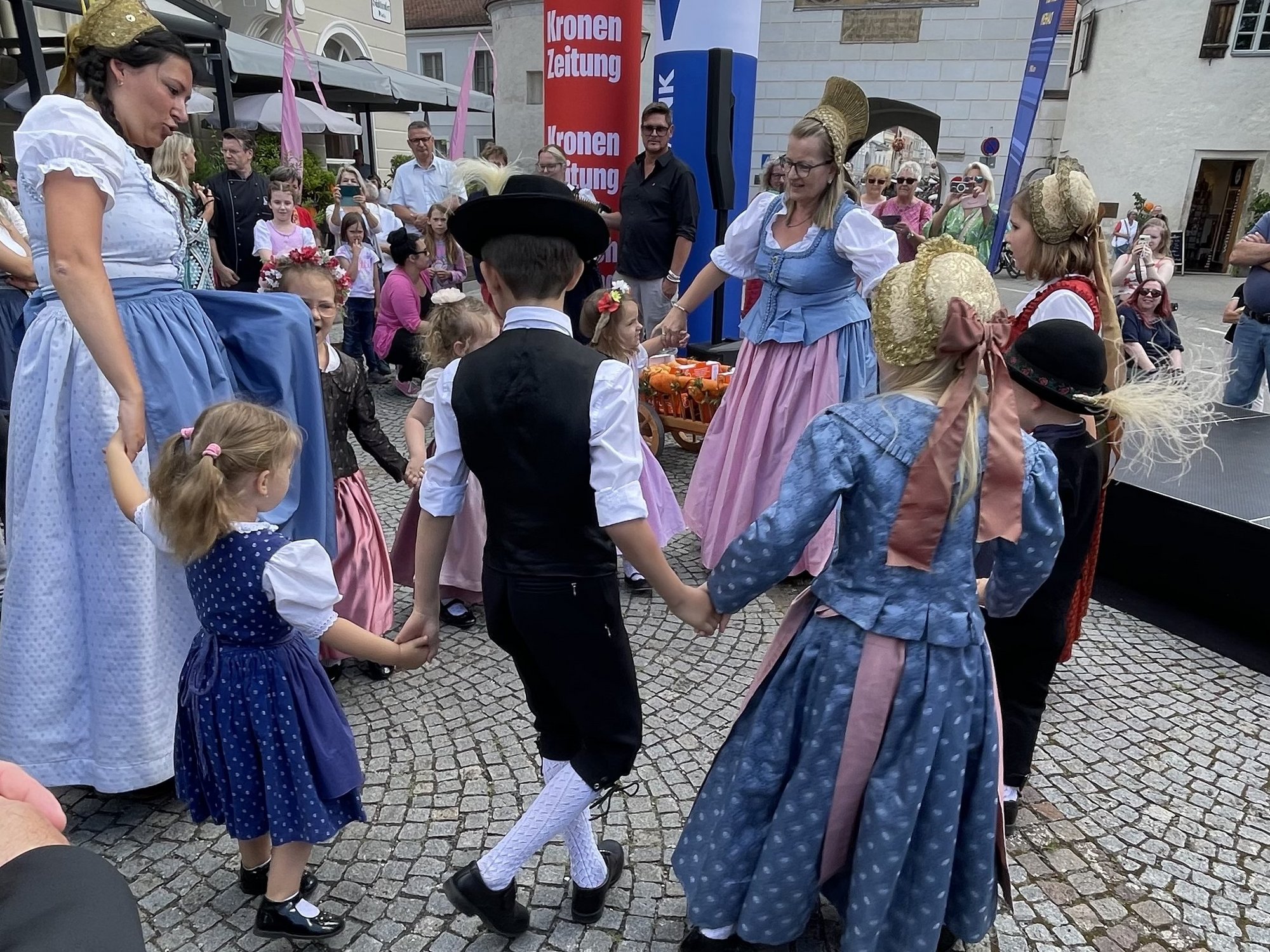 Die Kindervolkstanzgruppe des Wachauer Trachten- und Heimatverein Krems-Stein sorgten mit ihrer Darbietung für Unterhaltung. 