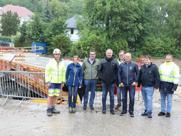 Acht Vertreter:innen von Stadt Krems und Baufirmen auf der Baustelle Milota-Brücke