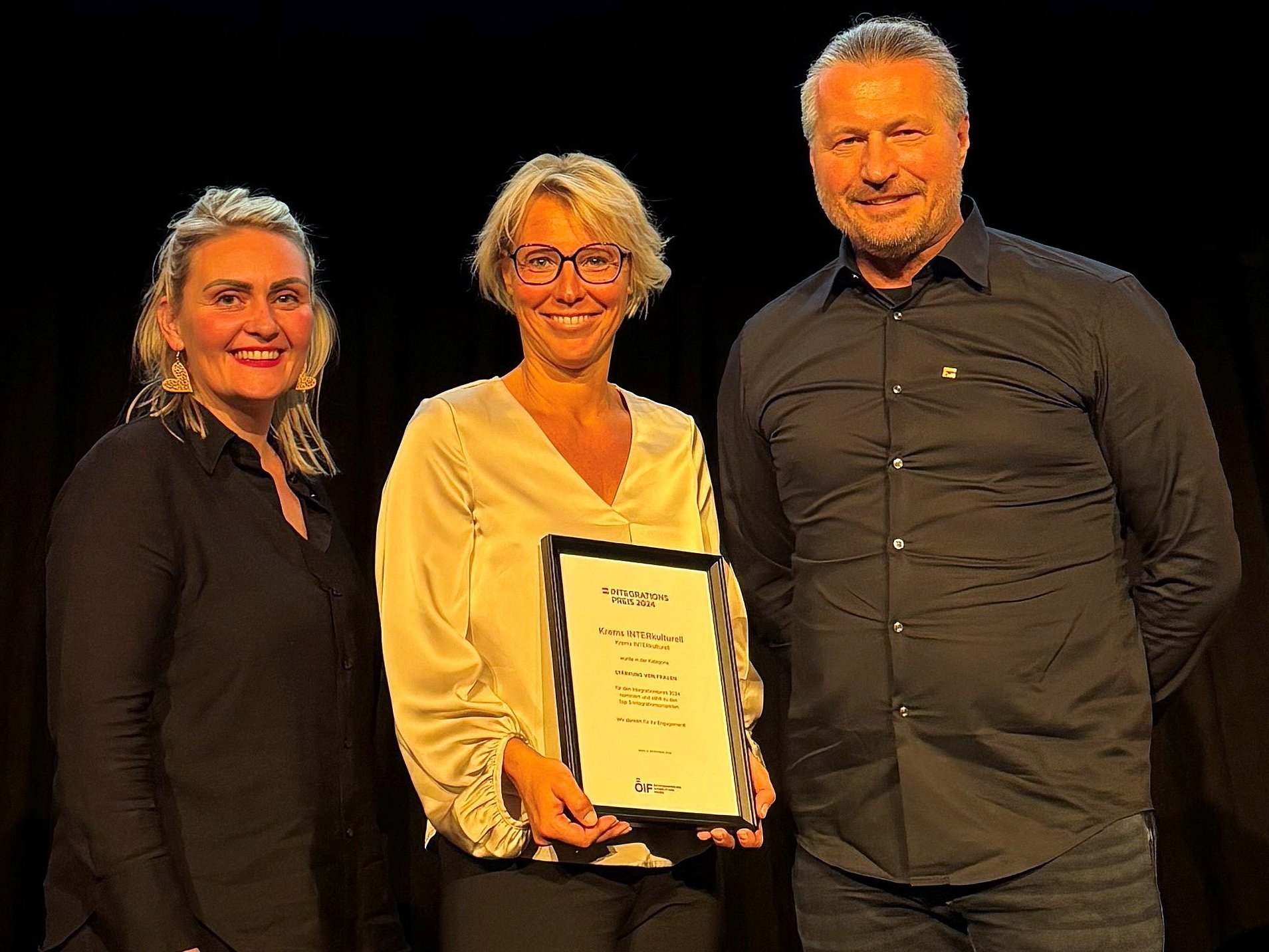 Florentina Haziraj (fachliche Leiterin „Krems interkulturell“), Manuela Leoni (Geschäftsführerin Verein Impulse Krems) und Bürgermeister Peter Molnar mit der Nominierungsurkunde bei der Preisverleihung