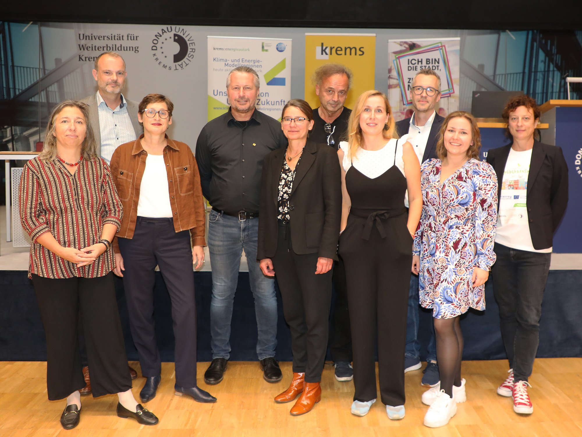 Die Referenten der 3. Kremser Klimakonferenz: (v. l.) Tania Berger (Universität für Weiterbildung Krems), Baudirektor Reinhard Weitzer, Heike Oevermann (Professorin an der TU Wien), Bürgermeister Peter Molnar, Anja Grebe (stellvertretende Dekanin an der Universität für Weiterbildung Krems), Architekt und Projektinitiator Wolfgang Tillich, Moderatorin Annemarie Litschauer (Magistrat Krems), Markus Winkler (Universität für Weiterbildung Krems), KEM-Managerin Stefanie Widhalm und Stefanie Kotrba (Universität für Weiterbildung Krems).