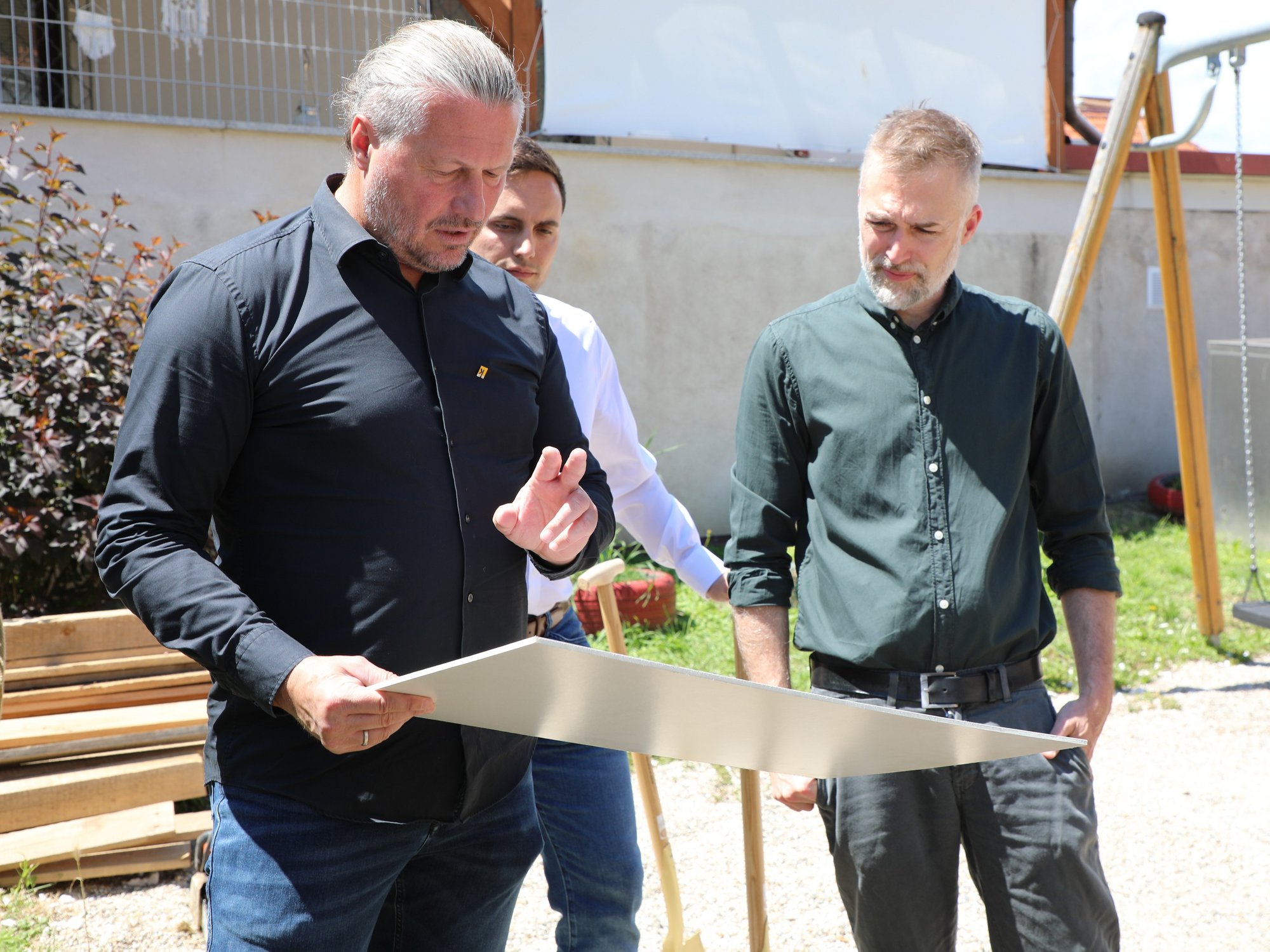 Architekt Martin Wagensonner erklärt Bürgermeister Peter Molnar seinen Plan für den Zubau.